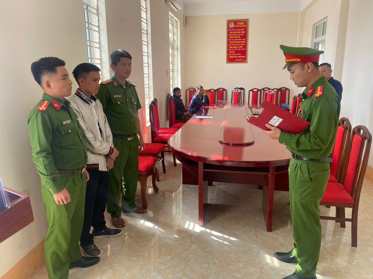 CÔNG AN XÃ XÍN MẦN THI HÀNH LỆNH BẮT BỊ CAN ĐỂ TẠM GIAM