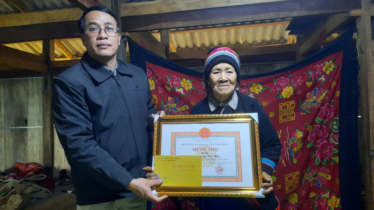 Phó Bí thư Thường trực Đảng ủy xã Giáp Trung Vũ Văn Hường thăm tặng quà Người cao tuổi trên địa bàn xã.