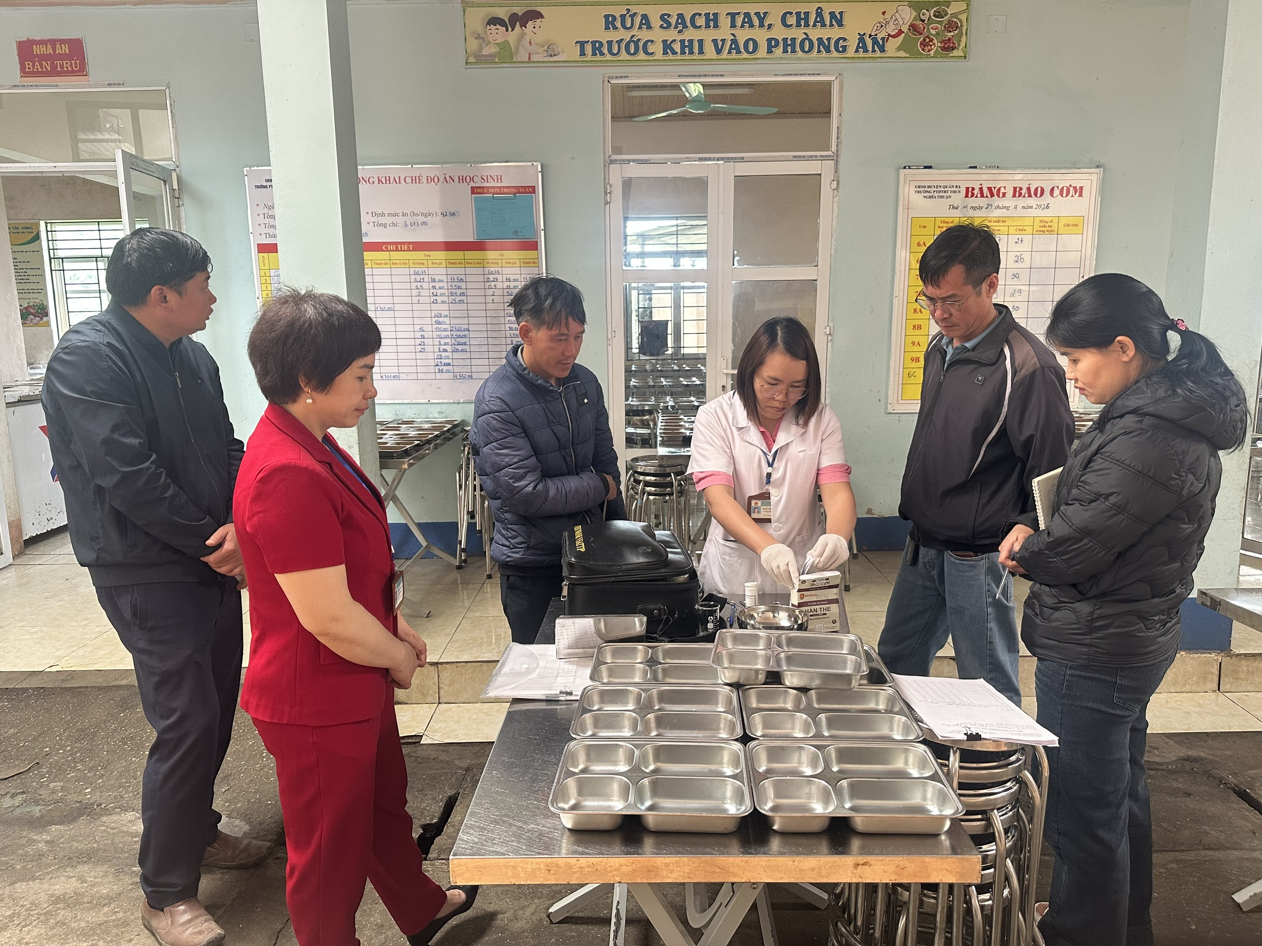 Đoàn kiểm tra liên ngành ATTP xã Nghĩa Thuận kiểm tra an toàn thực phẩm bếp ăn tập thể tại các cơ sở giáo dục đợt 1 năm 2026