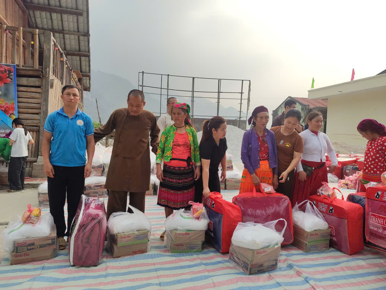 Đoàn thiện nguyện chùa Sùng Nghiêm ở phường Việt Yên, tỉnh Bắc Ninh đến trao quà cho hộ nghèo xã Khâu Vai