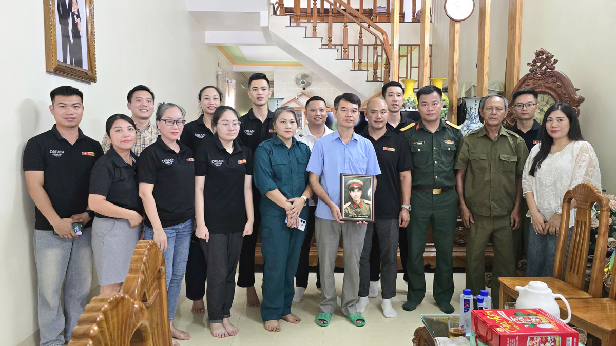 Ban Chỉ huy Quân sự xã Hàm Yên trao tặng ảnh phục dựng cho các gia đình liệt sĩ