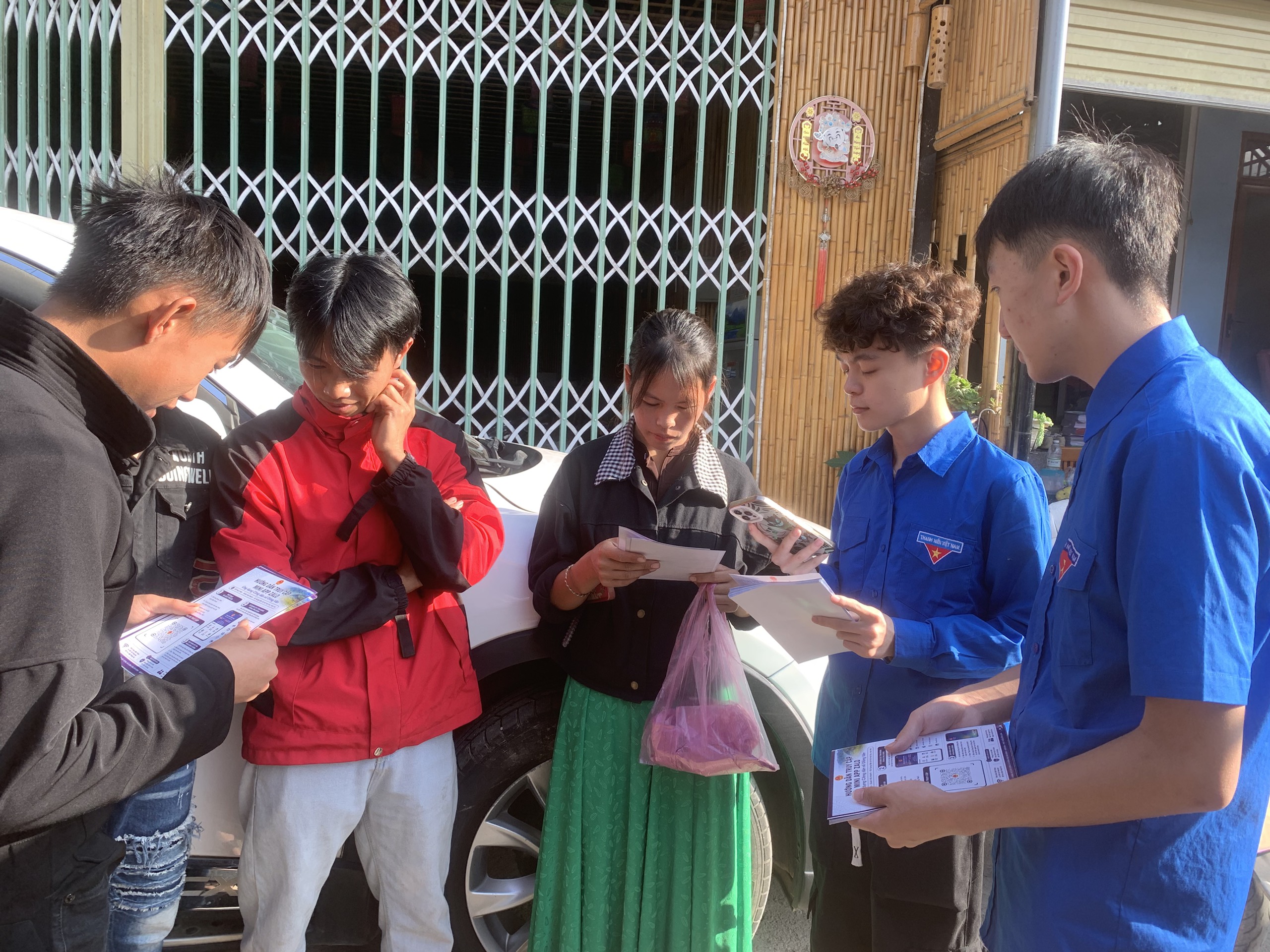 Đồng Văn thực hiện đợt cao điểm hướng dẫn nhân dân cài đặt, sử dụng Zalo Mini App tại chợ phiên Đồng Văn