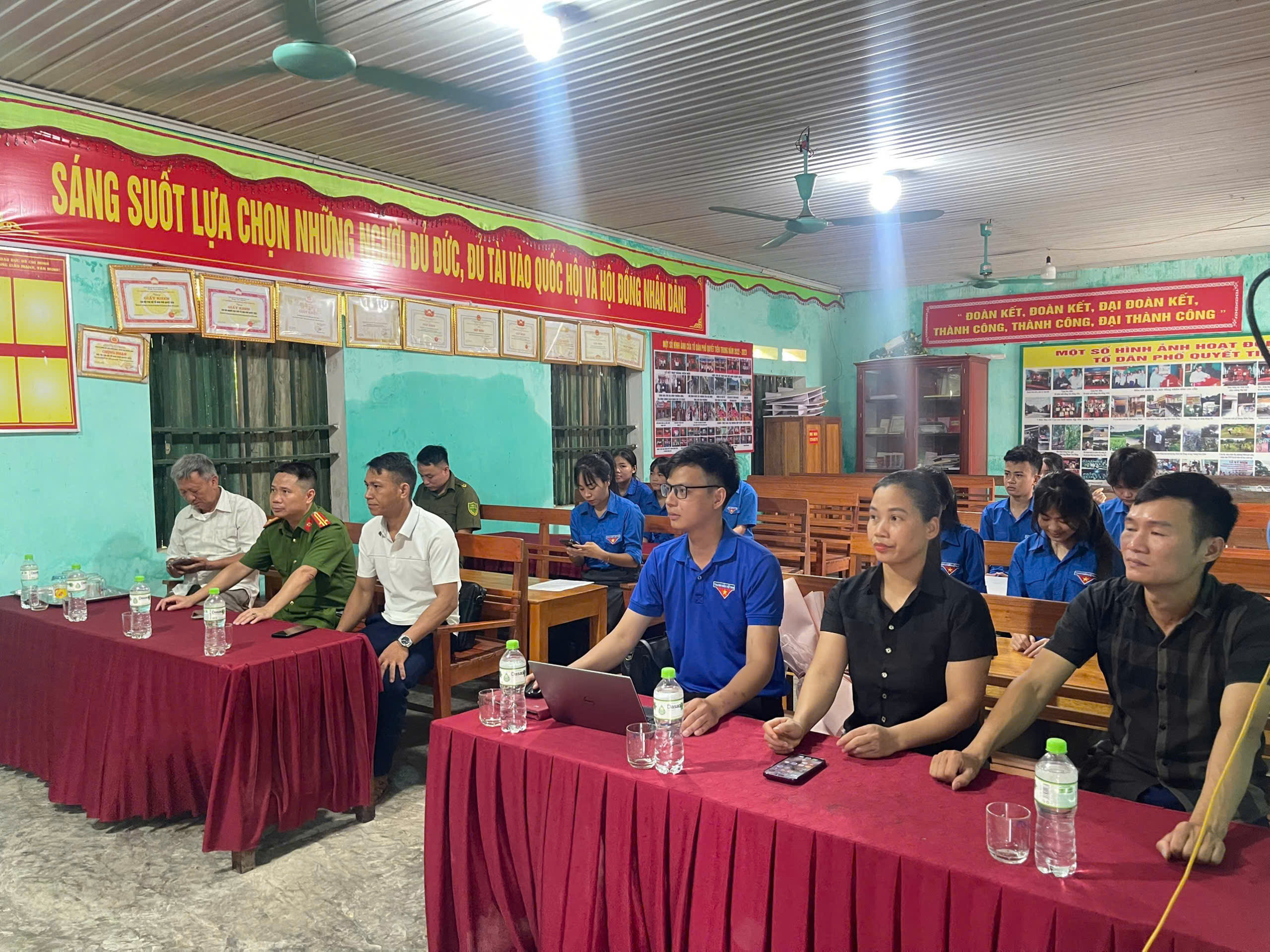 ĐOÀN THANH NIÊN XÃ VĨNH TUY: RA MẮT MÔ HÌNH "MỖI ĐOÀN VIÊN - MỘT TRỢ LÝ SỐ" TẠI CHI ĐOÀN THÔN QUYẾT TIẾN