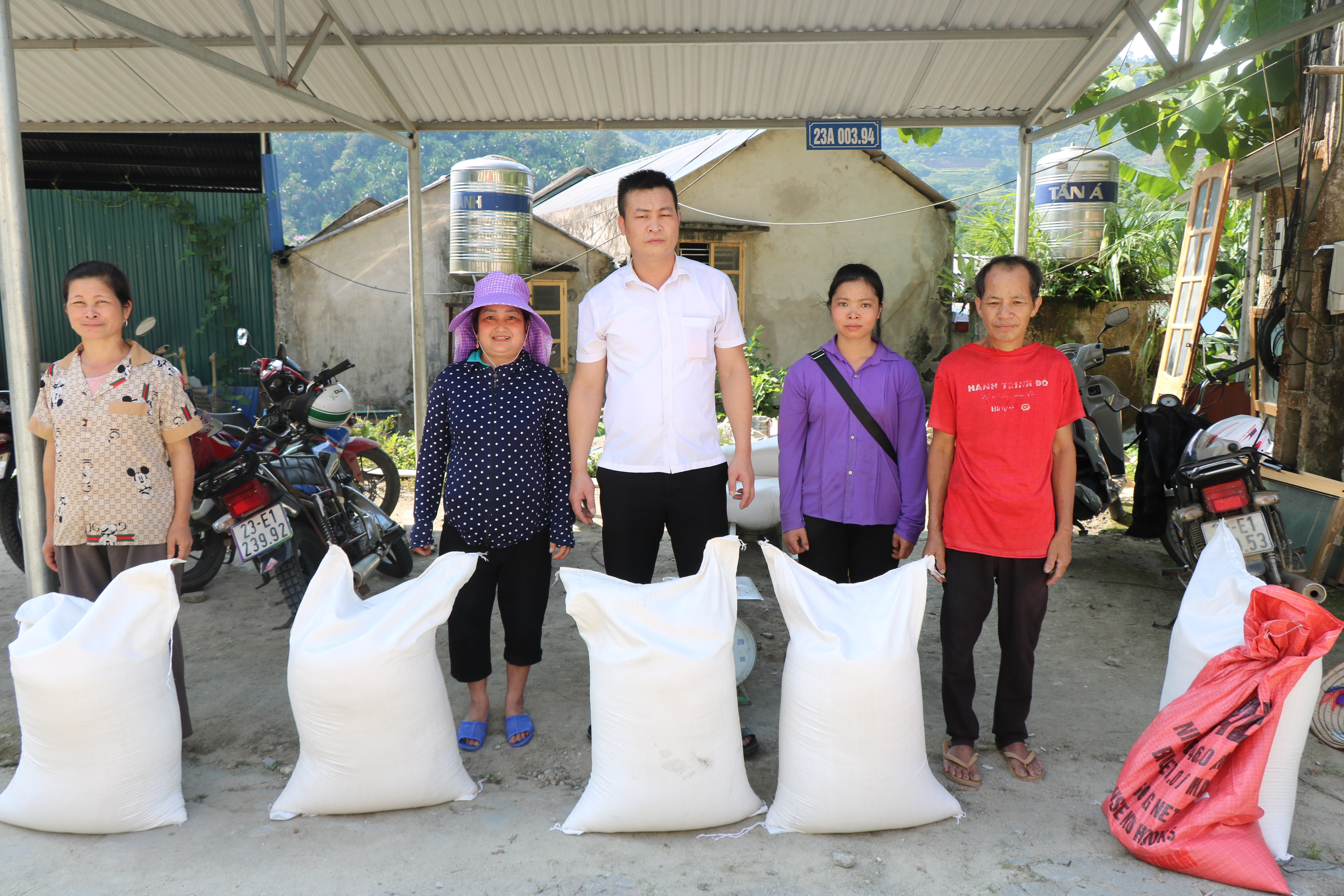 Tiên Nguyên tổ chức cấp phát gạo hỗ trợ của Chính phủ cho các hộ dân thiếu đói trong thời kỳ giáp hạt