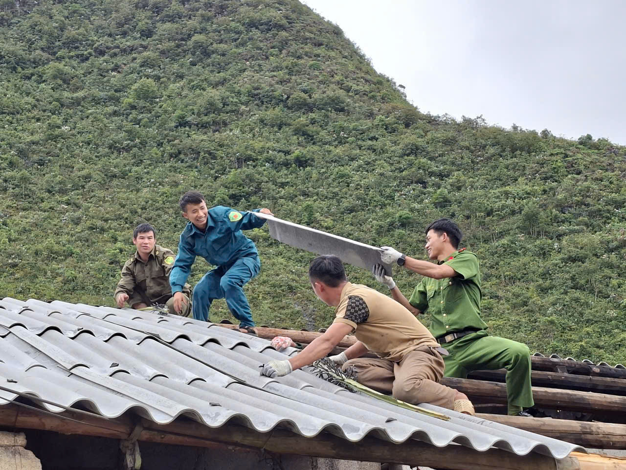CÔNG AN XÃ LŨNG PHÌN - ẤM ÁP TÌNH QUÂN DÂN, KỊP THỜI HỖ TRỢ HỘ DÂN KHẮC PHỤC HẬU QUẢ THIÊN TAI