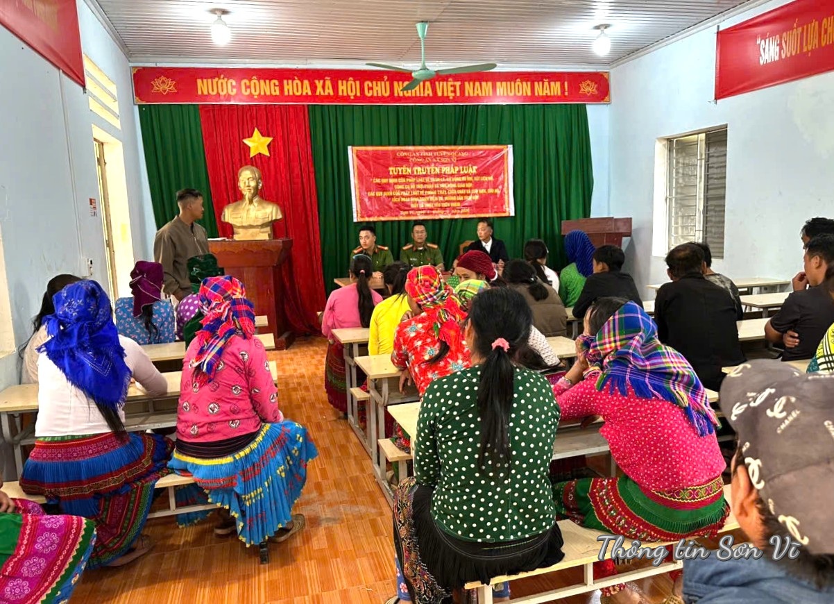 Công an xã Sơn Vĩ tuyên truyền, vận động người dân giao nộp vũ khí, vật liệu nổ