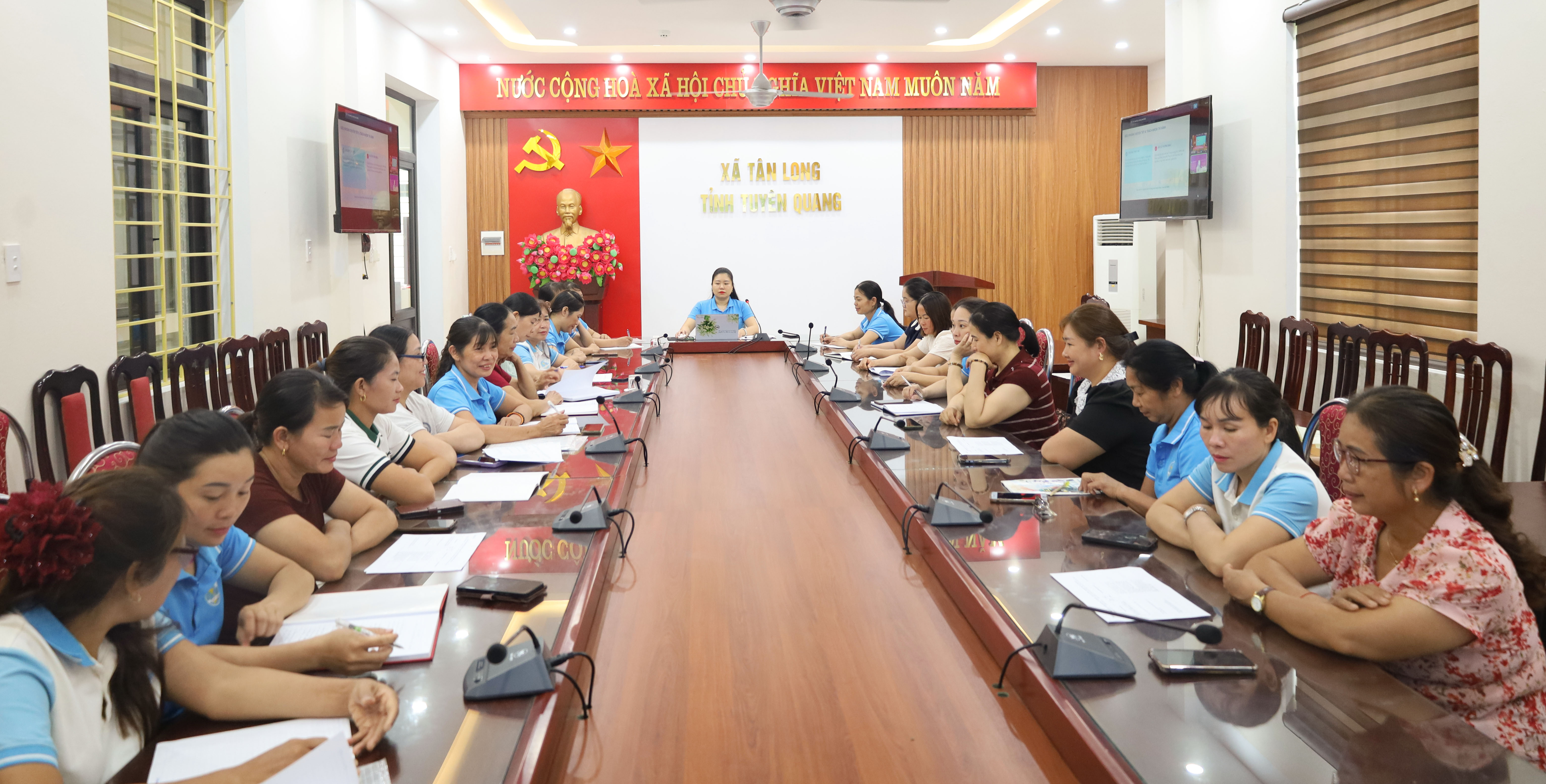 HỘI LHPN XÃ TÂN LONG THAM DỰ HỘI NGHỊ QUÁN TRIỆT HƯỚNG DẪN THỰC HIỆN ĐIỀU LỆ HỘI VÀ CÁC NGHỊ QUYẾT CHUYÊN ĐỀ CỦA BAN CHẤP HÀNH, BAN THƯỜNG VỤ TRUNG ƯƠNG HỘI LHPN VIỆT NAM KHÓA XIV