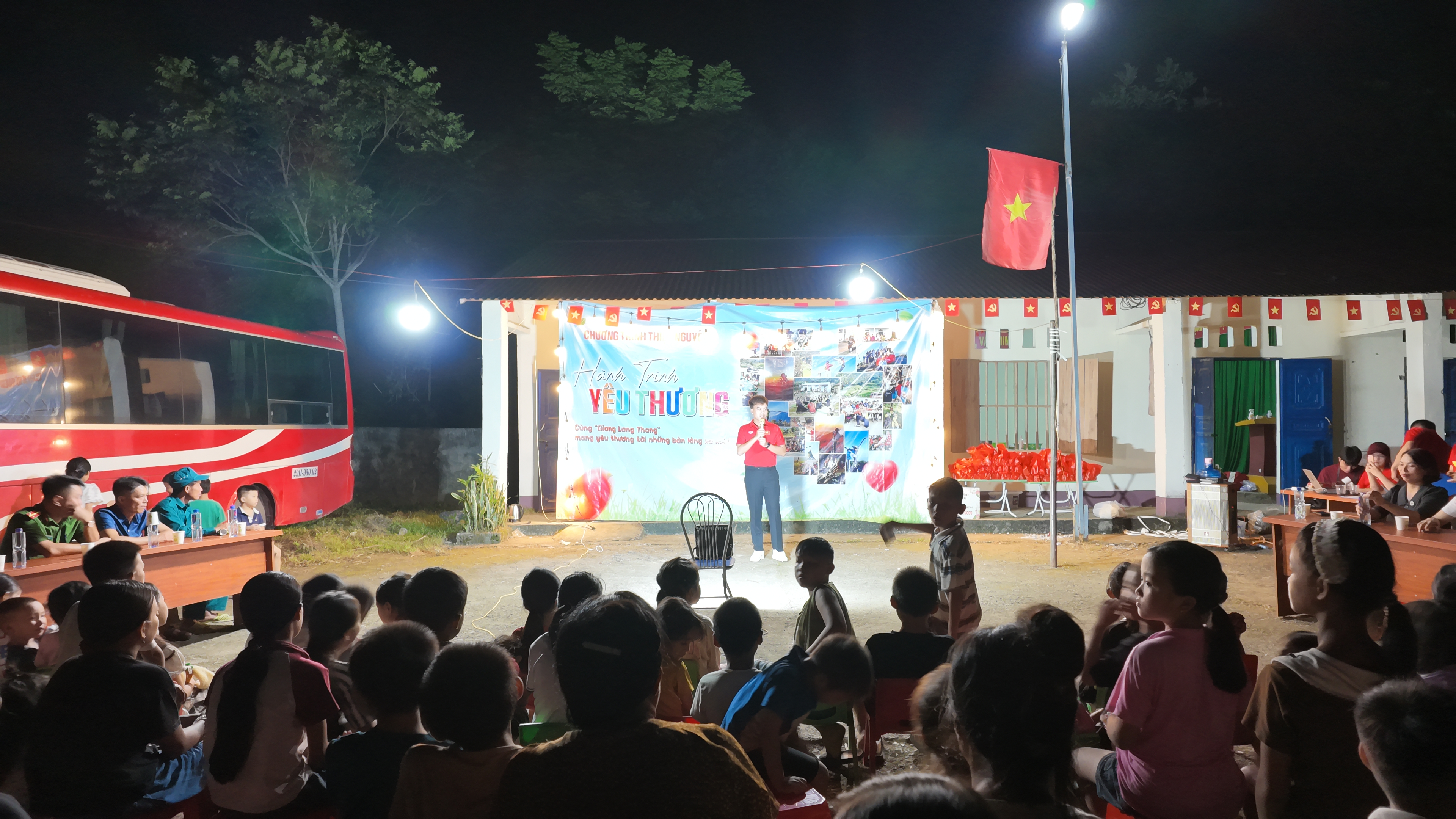 Đoàn tình nguyện “Hành trình yêu thương 12” tổ chức các hoạt động thiện nguyện tại điểm trư  ờng thôn Ngọc Thượng