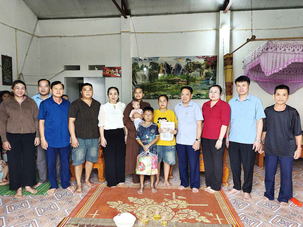 Trao tiền hỗ trợ hai trường hợp mắc bệnh hiểm nghèo tại thôn Yên Ngoan