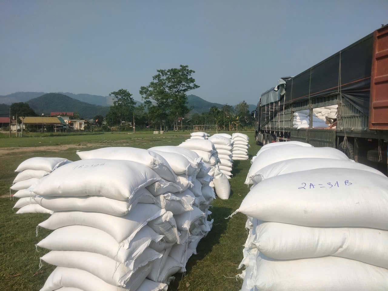 TIẾP SỨC ĐẾN TRƯỜNG: HƠN 56 TẤN GẠO HỖ TRỢ HỌC SINH XÃ TÂN MỸ