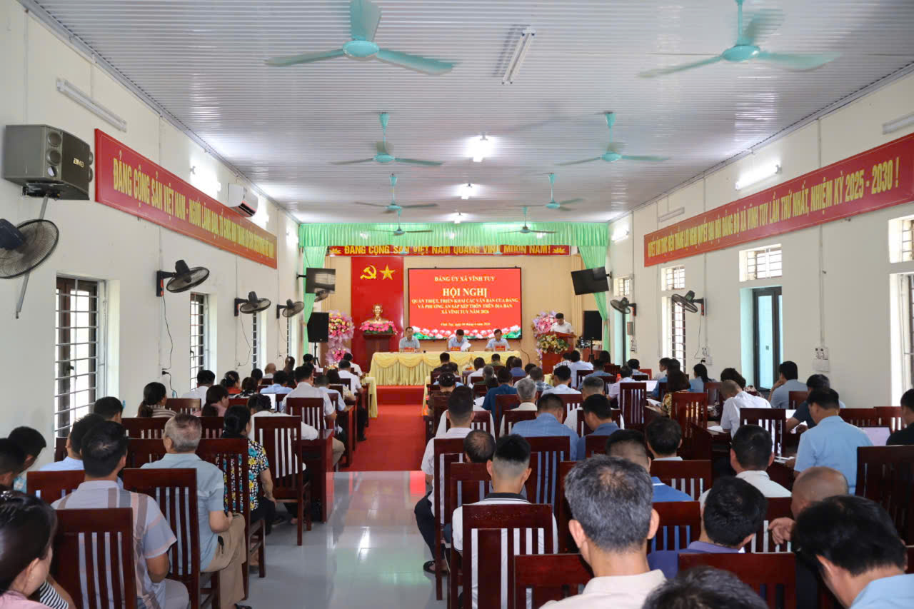 Họp sắp xếp thôn.jpg