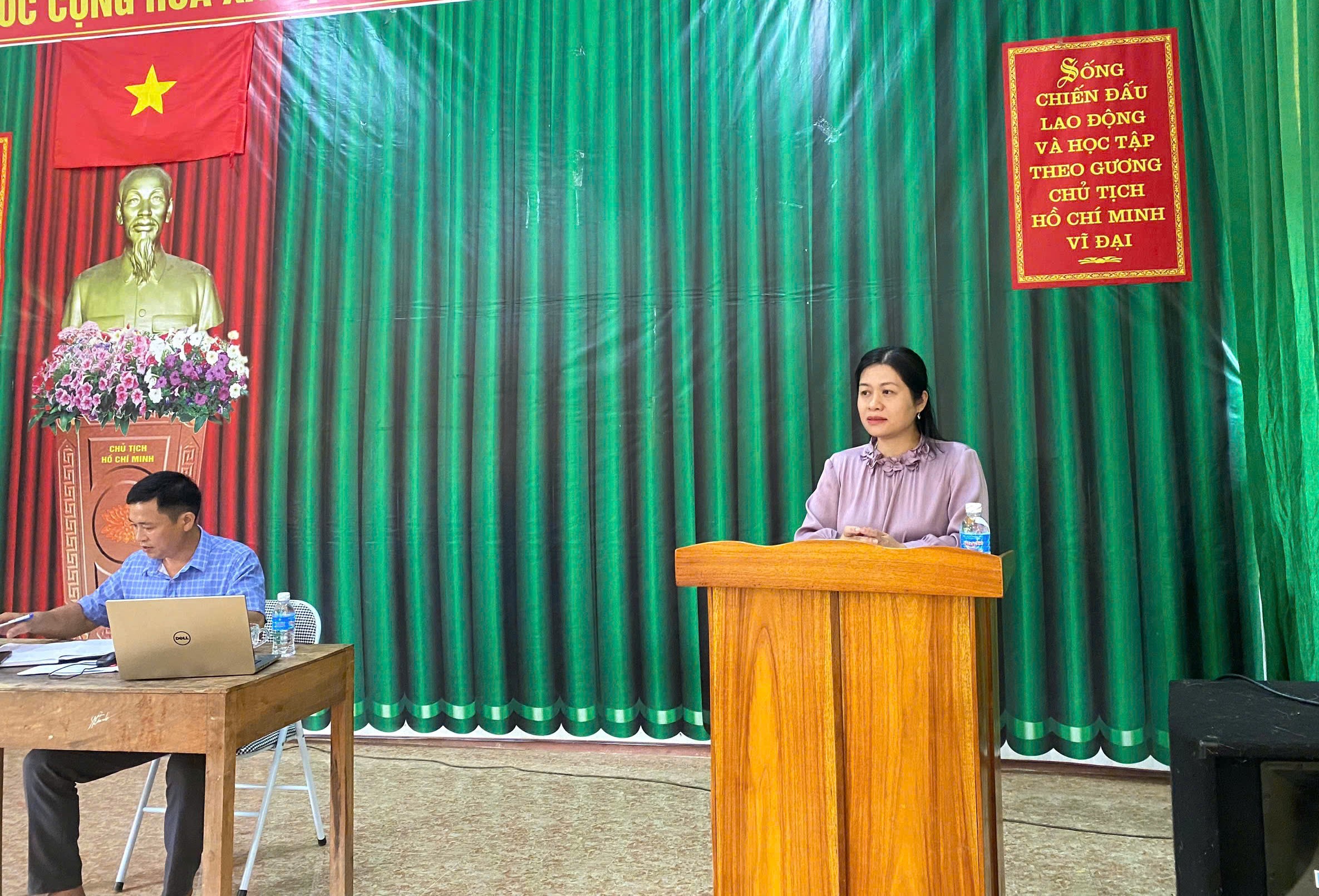 Đồng chí Lâm Thị Hồng Ngân, Bí thư Đảng ủy, Chủ tịch HĐND xã dự sinh hoạt Chi bộ thôn Khun Mạ