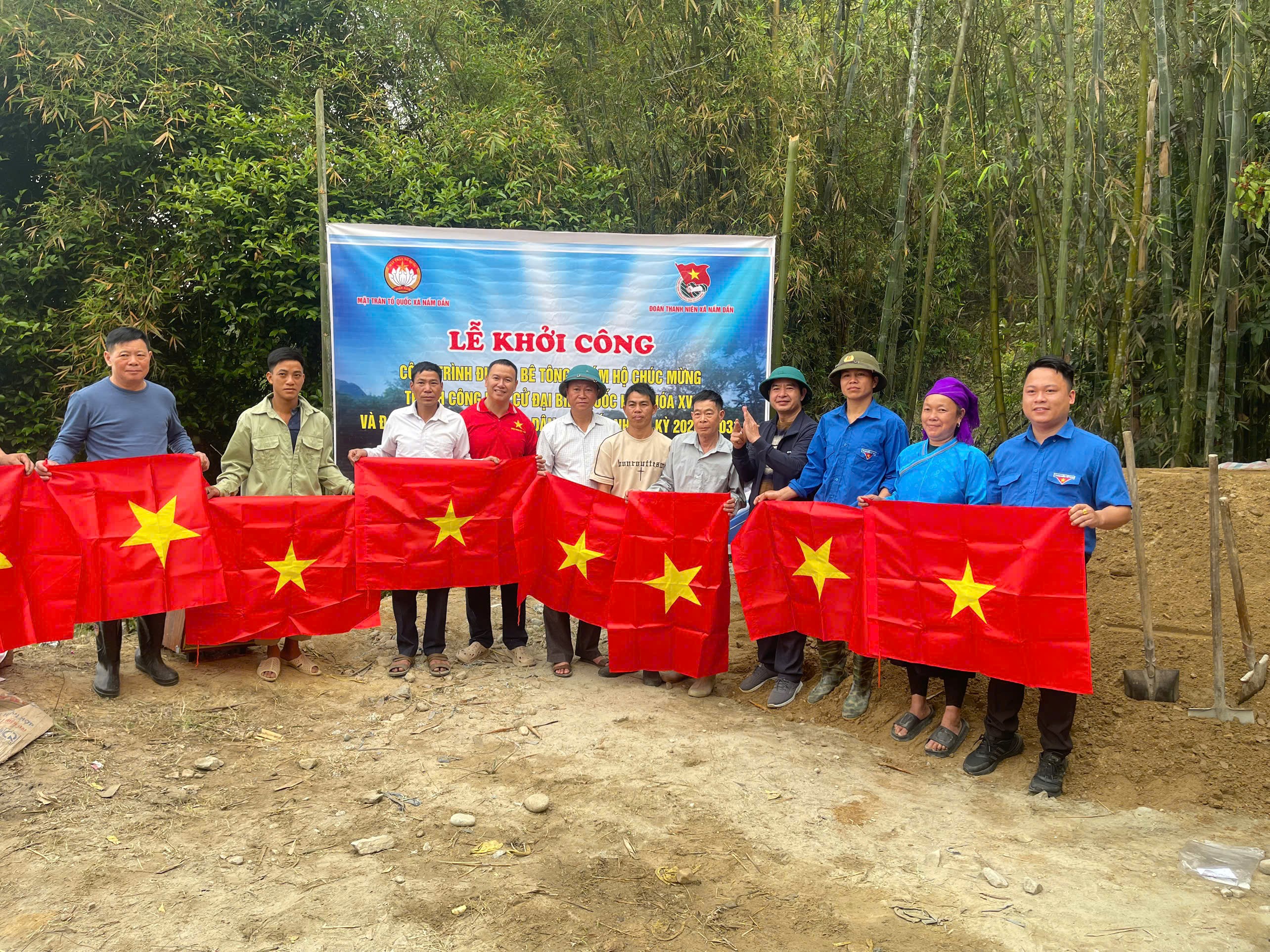 ĐOÀN THANH NIÊN XÃ NẤM DẨN TỔ CHỨC LỄ KHỞI CÔNG CÔNG TRÌNH ĐƯỜNG BÊ TÔNG NHÓM HỘ CHÀO MỪNG THÀNH CÔNG BẦU CỬ