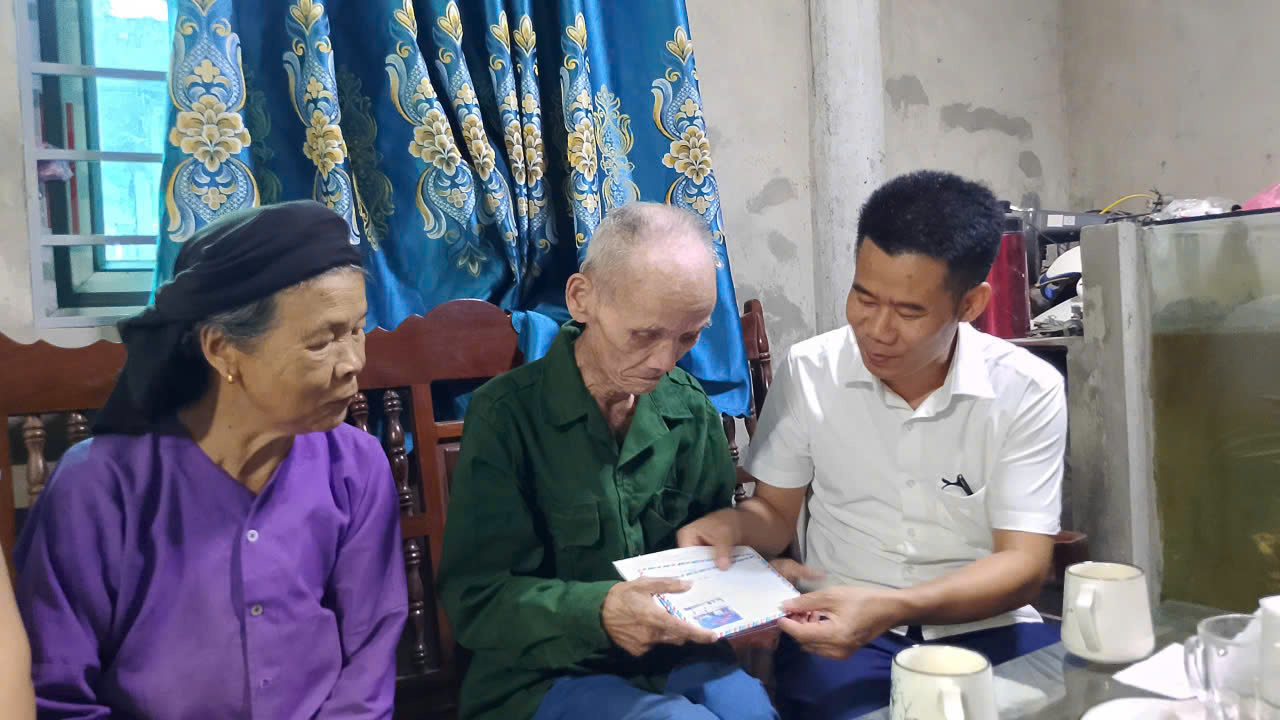 ĐỒNG CHÍ VŨ ĐỨC KHANH PHÓ BÍ THƯ ĐẢNG ỦY CHỦ TỊCH UBND XÃ MINH SƠN THĂM TẶNG QUÀ GIA ĐÌNH THƯƠNG BINH LIỆT SĨ
