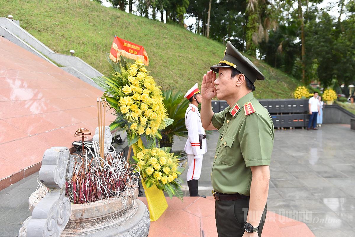 Bộ trưởng Bộ Công an Lương Tam Quang dâng hương tại Khu di tích Nha Công an Trung ương
