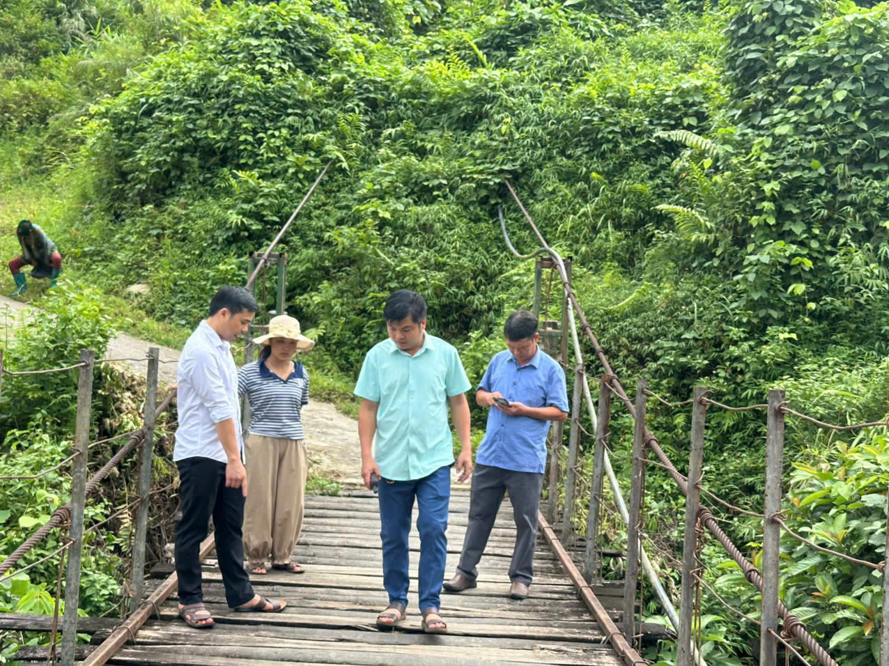 ĐỒNG CHÍ TRIỆU VĂN KHANG KIỂM TRA CẦU TREO VÀ TÌNH HÌNH SẠT LỞ TẠI THÔN NÀ SÁNG LŨNG VẦY