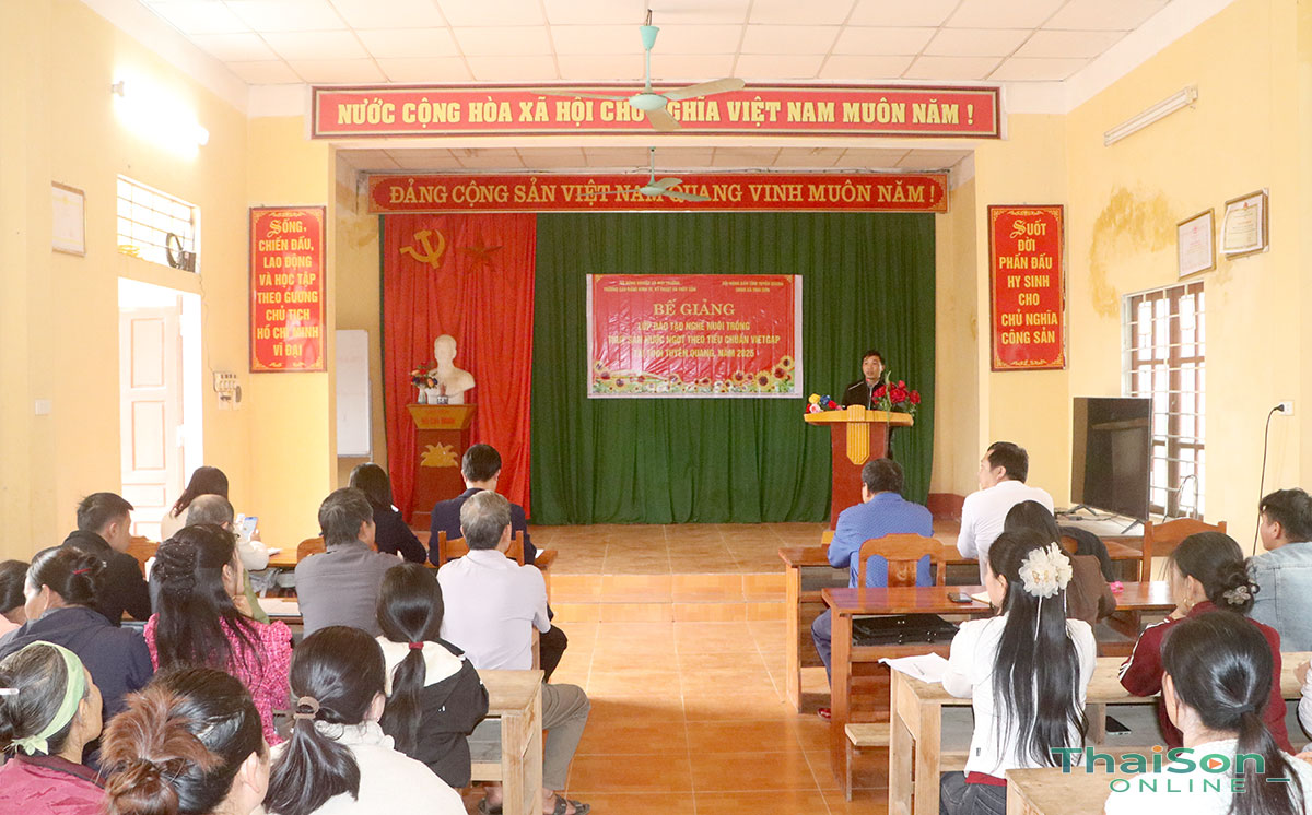 Bế giảng lớp đào tạo nghề nuôi trồng thủy sản nước ngọt theo tiêu chuẩn VietGAP năm 2025