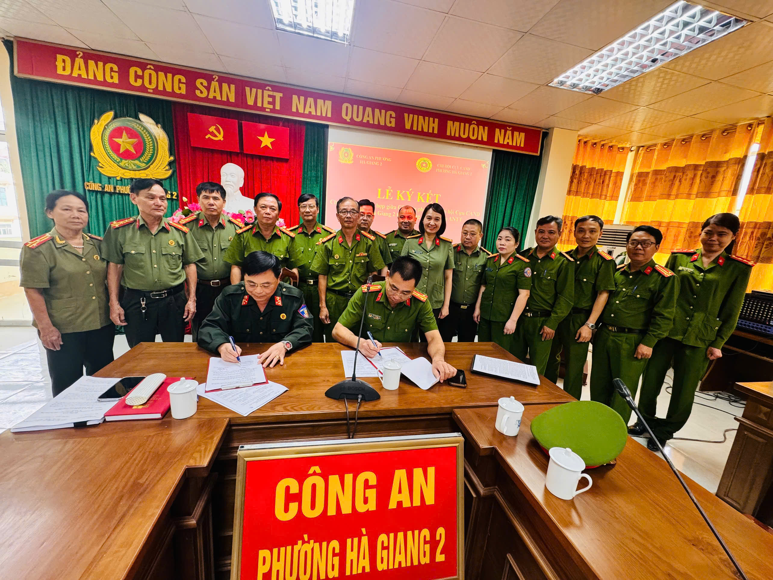 LỄ KÝ KẾT CHƯƠNG TRÌNH PHỐI HỢP GIỮA CÔNG AN PHƯỜNG VÀ CHI HỘI CỰU CAND PHƯỜNG HÀ GIANG 2