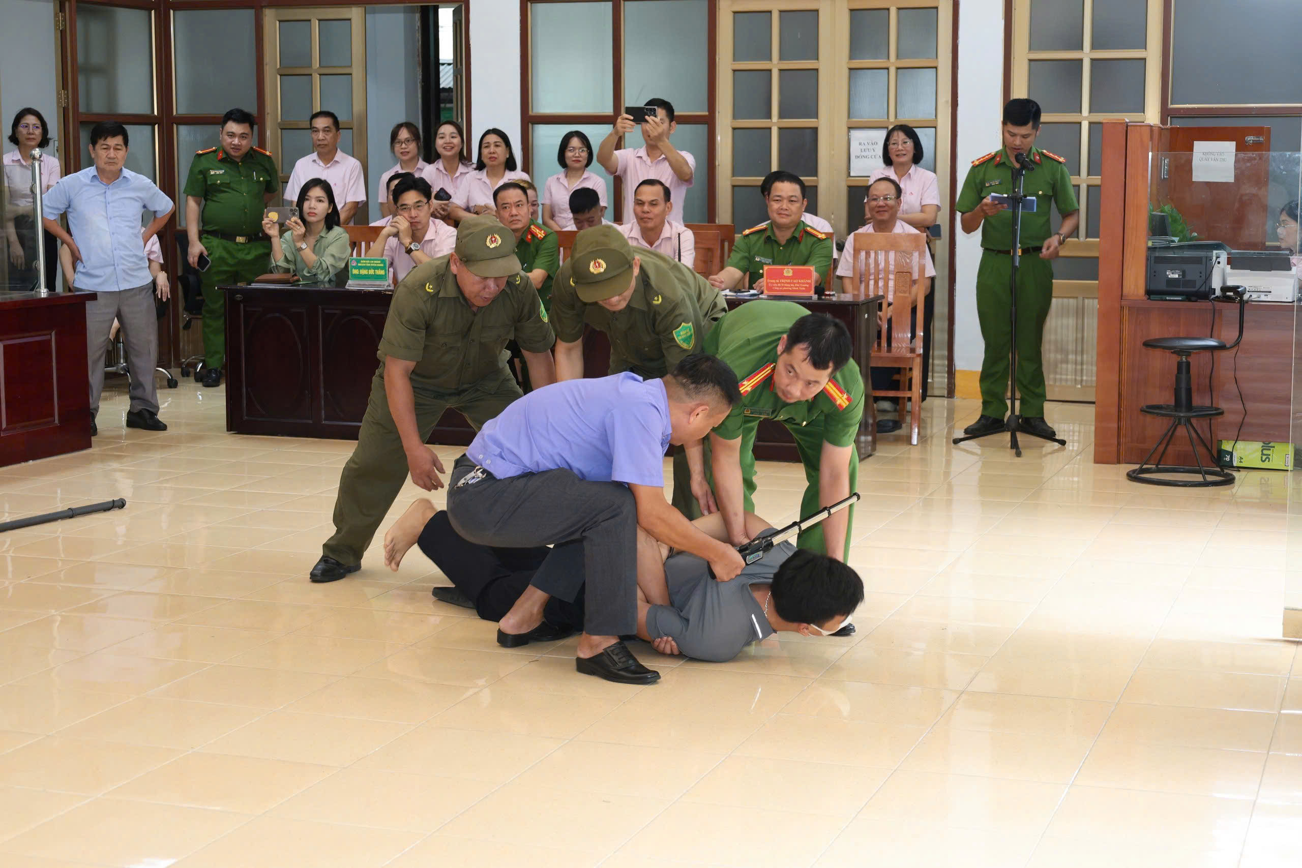 NÂNG CAO NĂNG LỰC ỨNG PHÓ QUA DIỄN TẬP PHƯƠNG ÁN PHÒNG, CHỐNG CƯỚP TÀI SẢN TẠI NGÂN HÀNG
