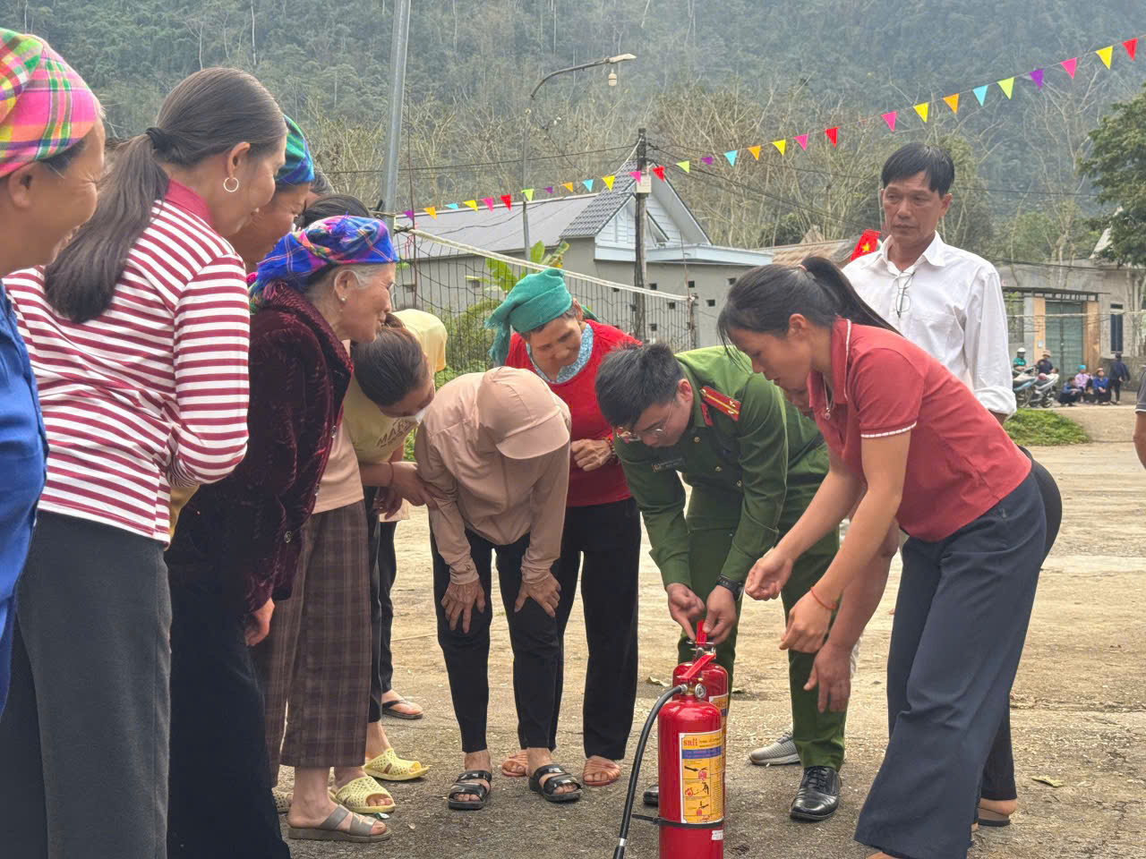 CÔNG AN XÃ LÂM BÌNH TĂNG CƯỜNG TUYÊN TRUYỀN, TRẢI NGHIỆM THỰC HÀNH PHÒNG CHÁY, CHỮA CHÁY TẠI CƠ SỞ 