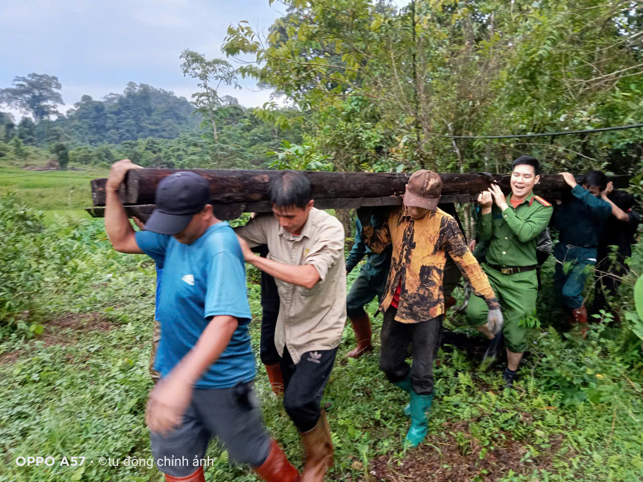 THÔN TRUNG PHÌN PHÁT DỌN ĐƯỜNG GIAO THÔNG, SỬA CẦU DÂN SINH SAU MƯA LŨ