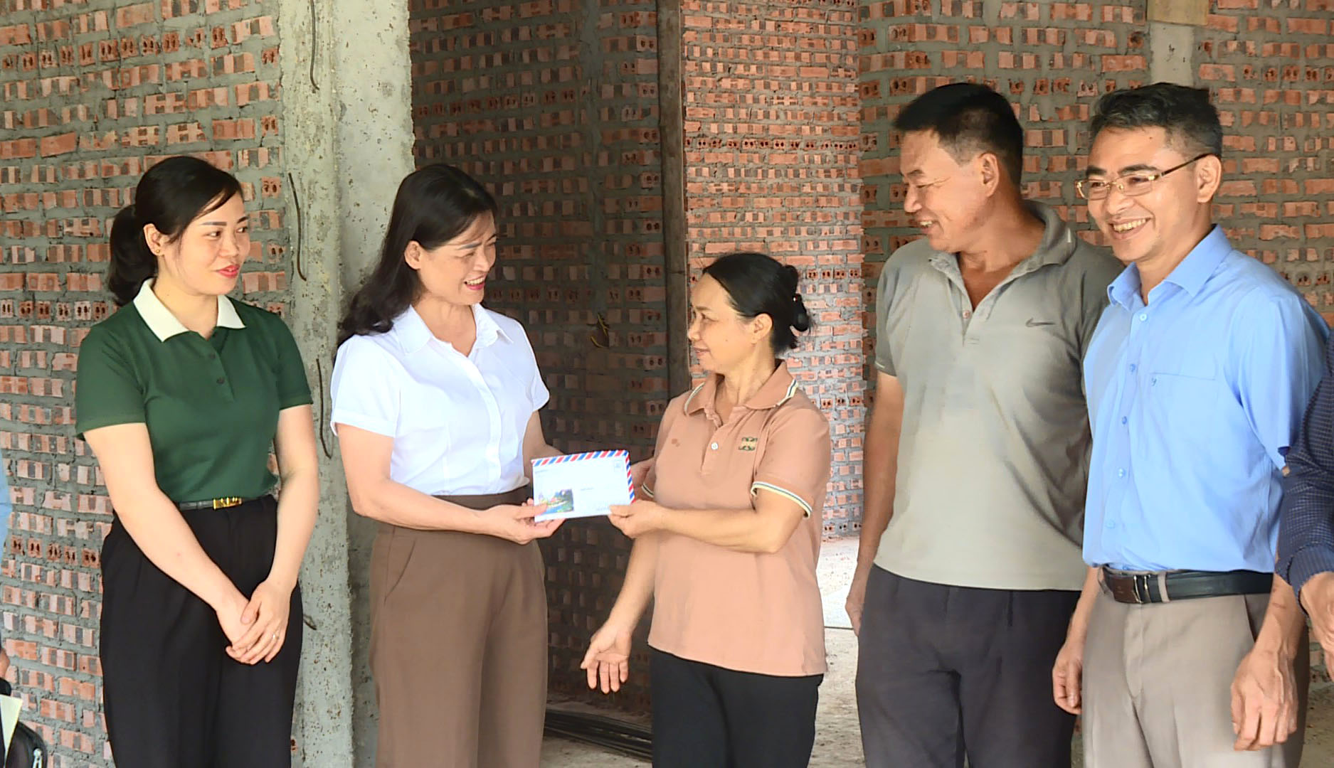 Đồng chí Bí thư Đảng uỷ Hà Thị Minh Quang trao tiền hỗ trợ gia đình bị ảnh hưởng mưa bão