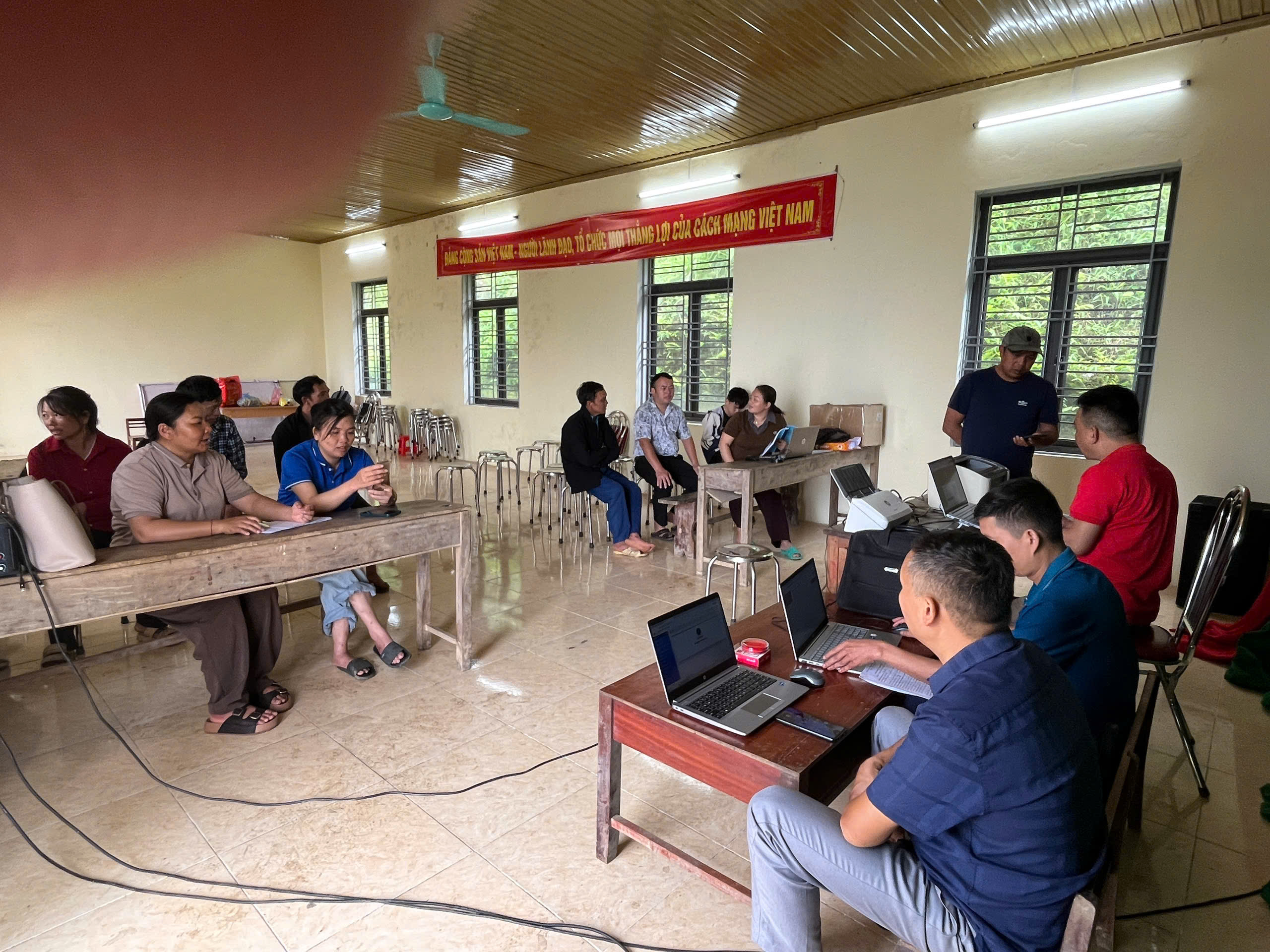 TRUNG TÂM PHỤC VỤ HÀNH CHÍNH CÔNG XÃ YÊN MINH TỔ CHỨC GIẢI QUYẾT THỦ TỤC HÀNH CHÍNH LƯU ĐỘNG VÀO NGÀY NGHỈ CUỐI TUẦN 