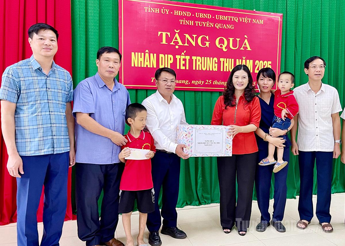 Phó Chủ tịch UBND tỉnh Vương Ngọc Hà tặng quà trẻ em khó khăn nhân dịp Tết Trung thu