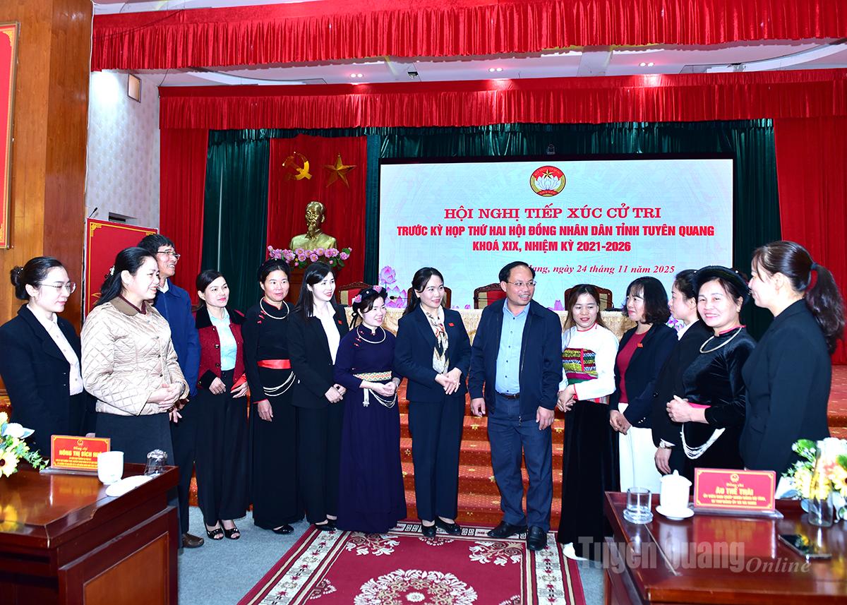 Phó Bí thư Thường trực Đ��ảng ủy UBND tỉnh Nông Thị Bích Huệ tiếp xúc cử tri xã Nà Hang