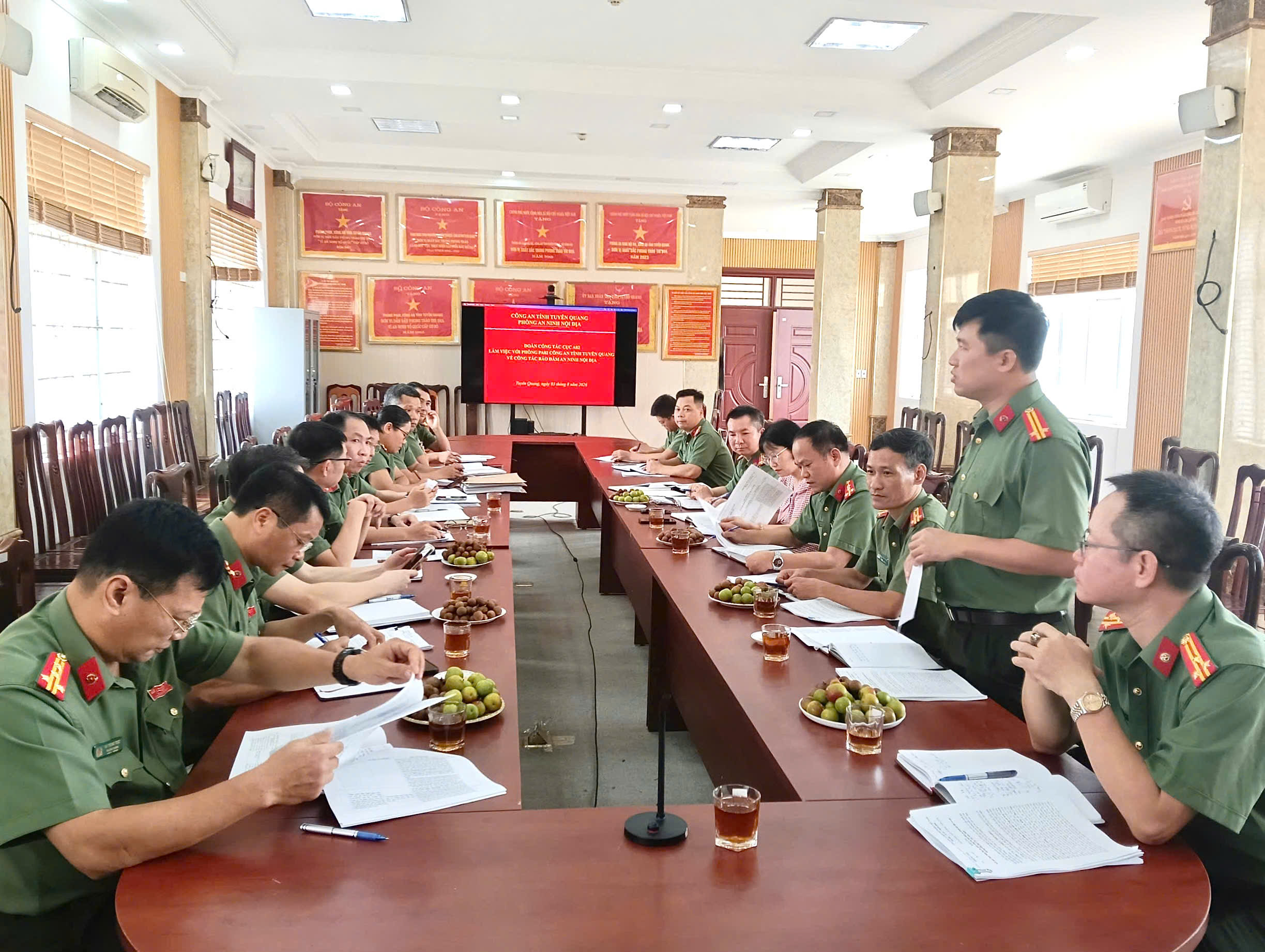 ĐOÀN CÔNG TÁC CỤC AN NINH NỘI ĐỊA, BỘ CÔNG AN LÀM VIỆC VỚI CÁC ĐƠN VỊ THUỘC CÔNG AN TỈNH TUYÊN QUANG