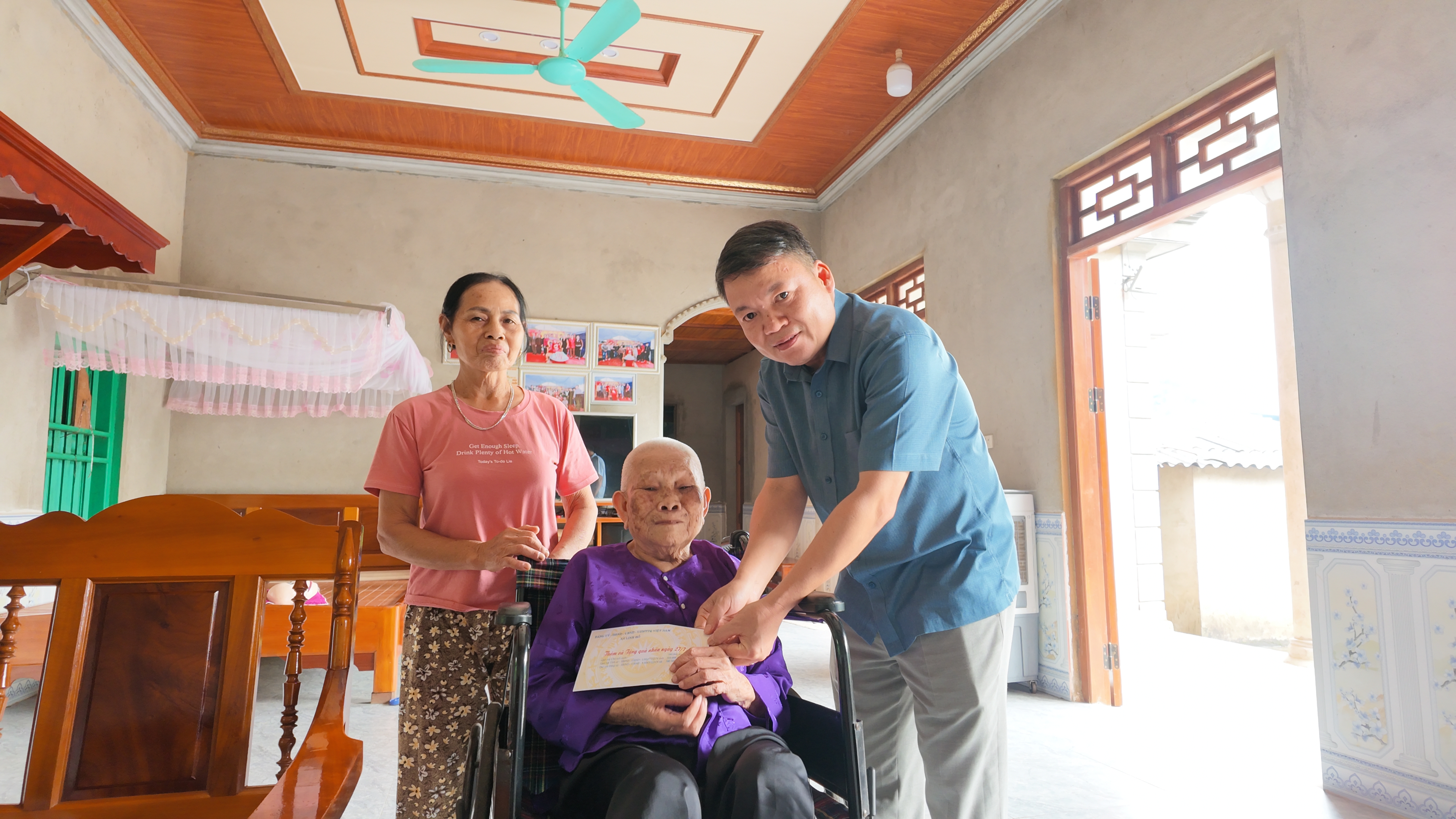 Đc Thắng tặng qu&agrave; 1.JPG