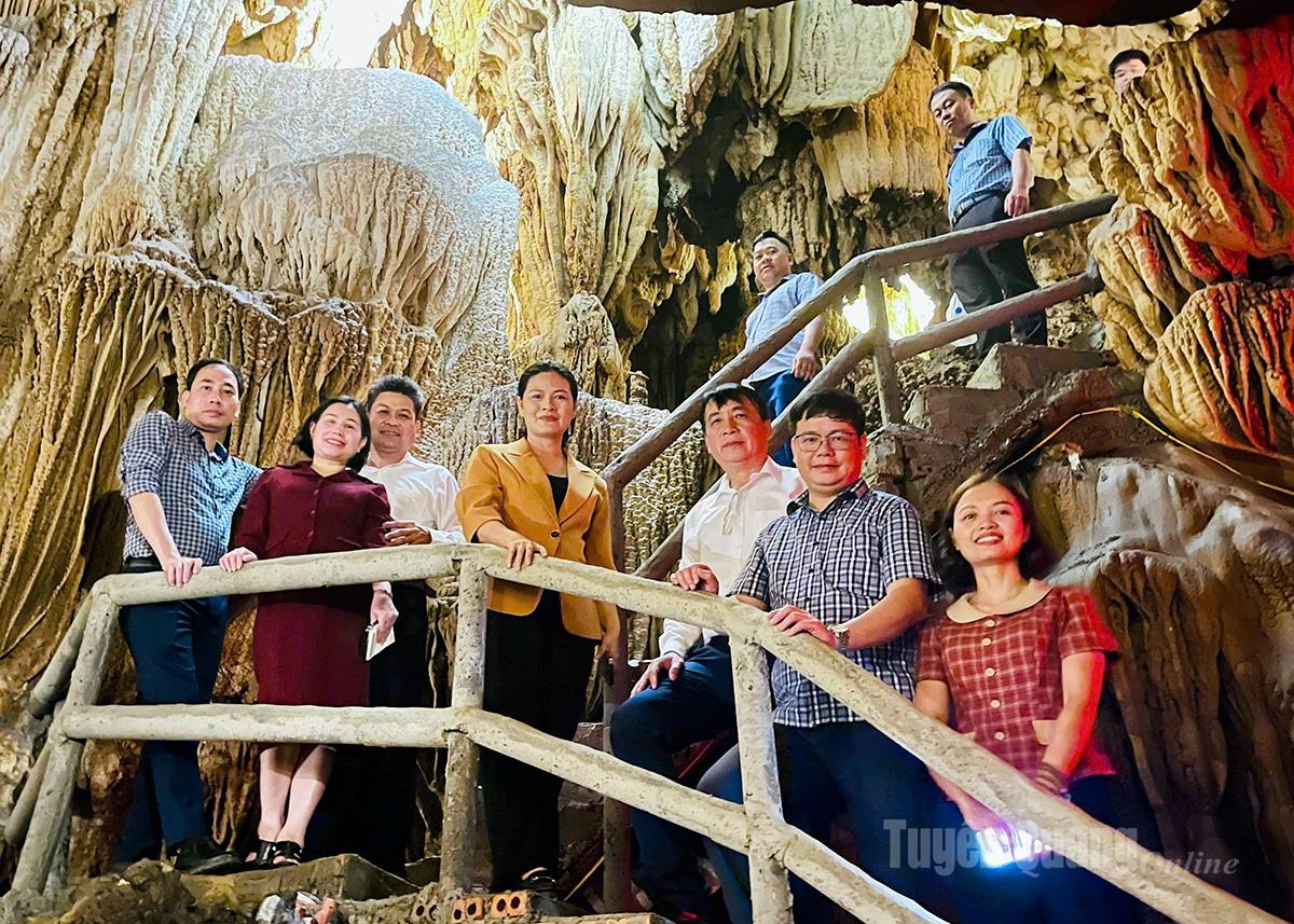 Phó Chủ tịch UBND tỉnh Vương Ngọc Hà làm việc tại xã Minh Tân