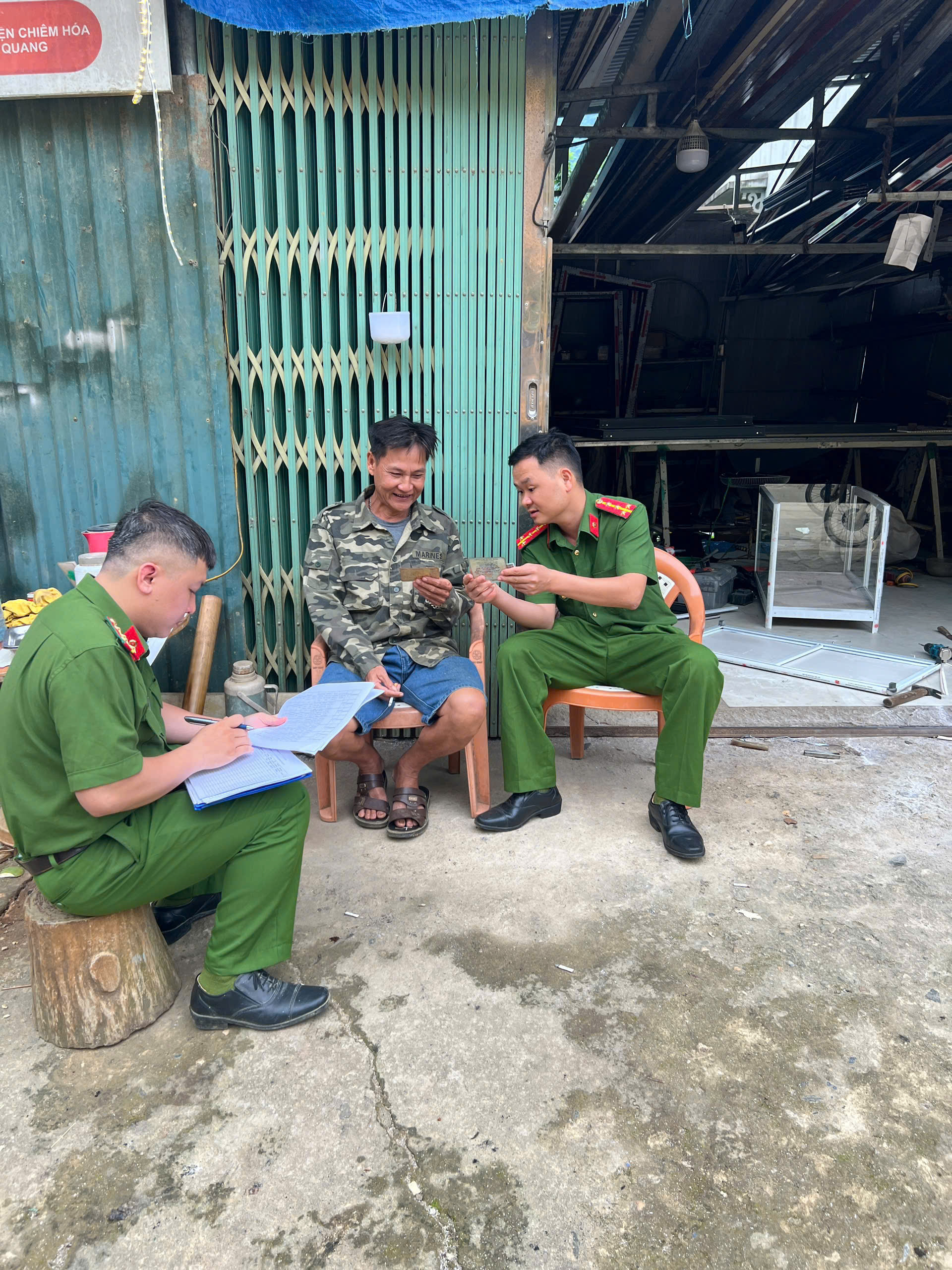 CÔNG AN XÃ YÊN LẬP RA QUÂN TỔNG RÀ SOÁT, LÀM SẠCH DỮ LIỆU VÀ SỐ HÓA HỒ SƠ ĐĂNG KÝ XE