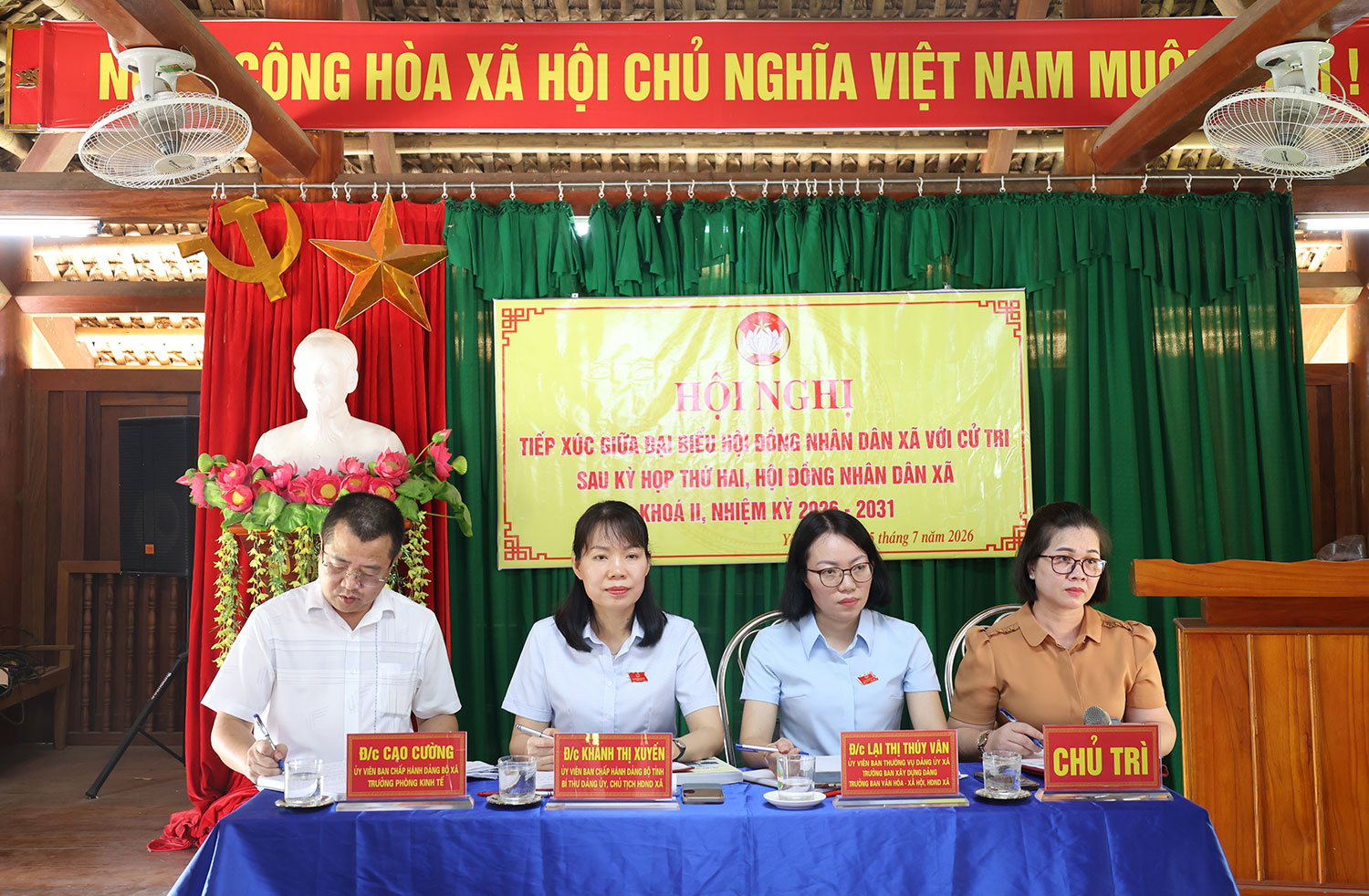 Đồng chí Bí thư Đảng ủy xã tiếp xúc cử tri thôn Động Sơn