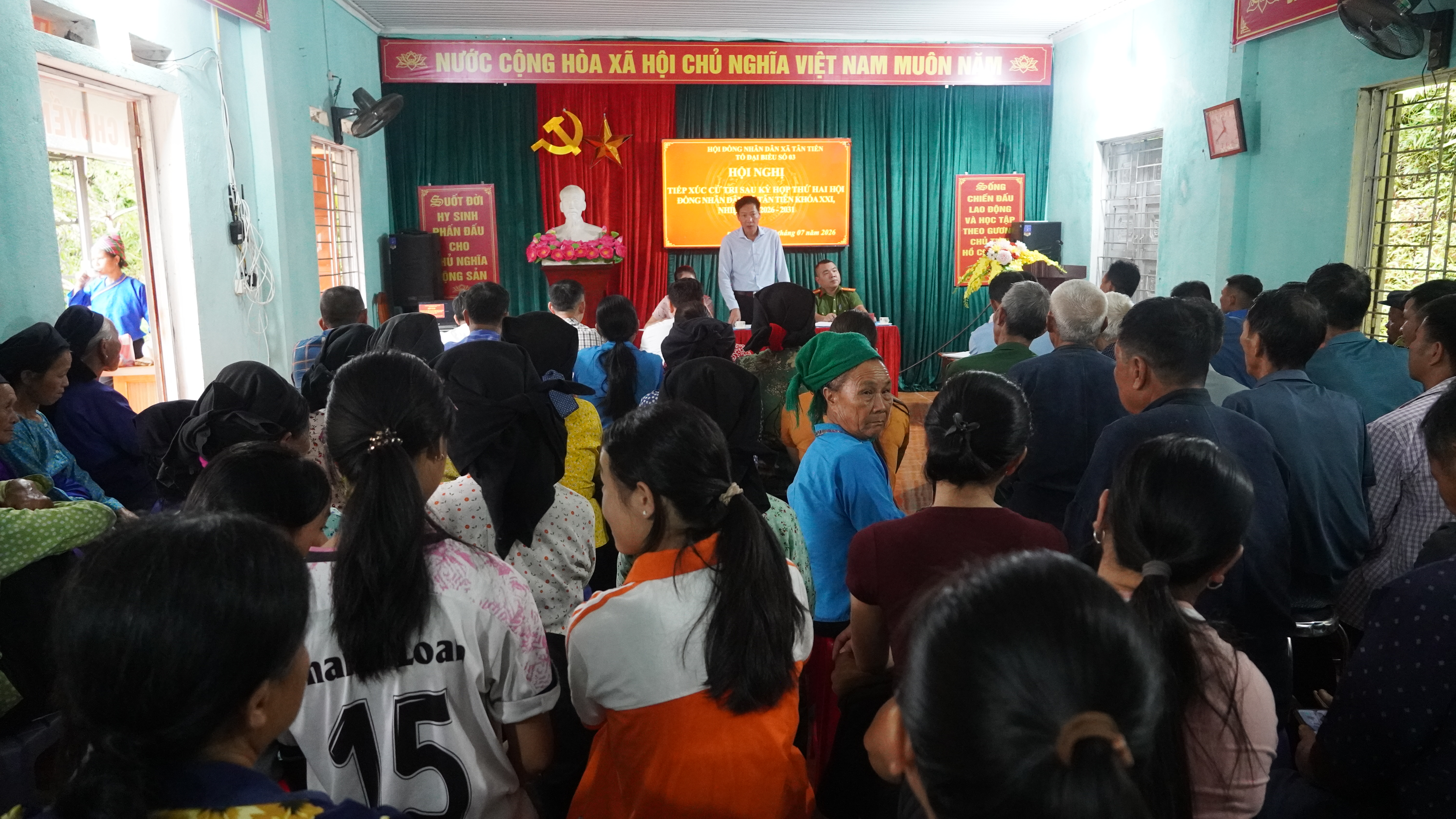 Đại biểu Hội đồng nhân dân xã Tân Tiến tiếp xúc cử tri sau kỳ họp thứ hai