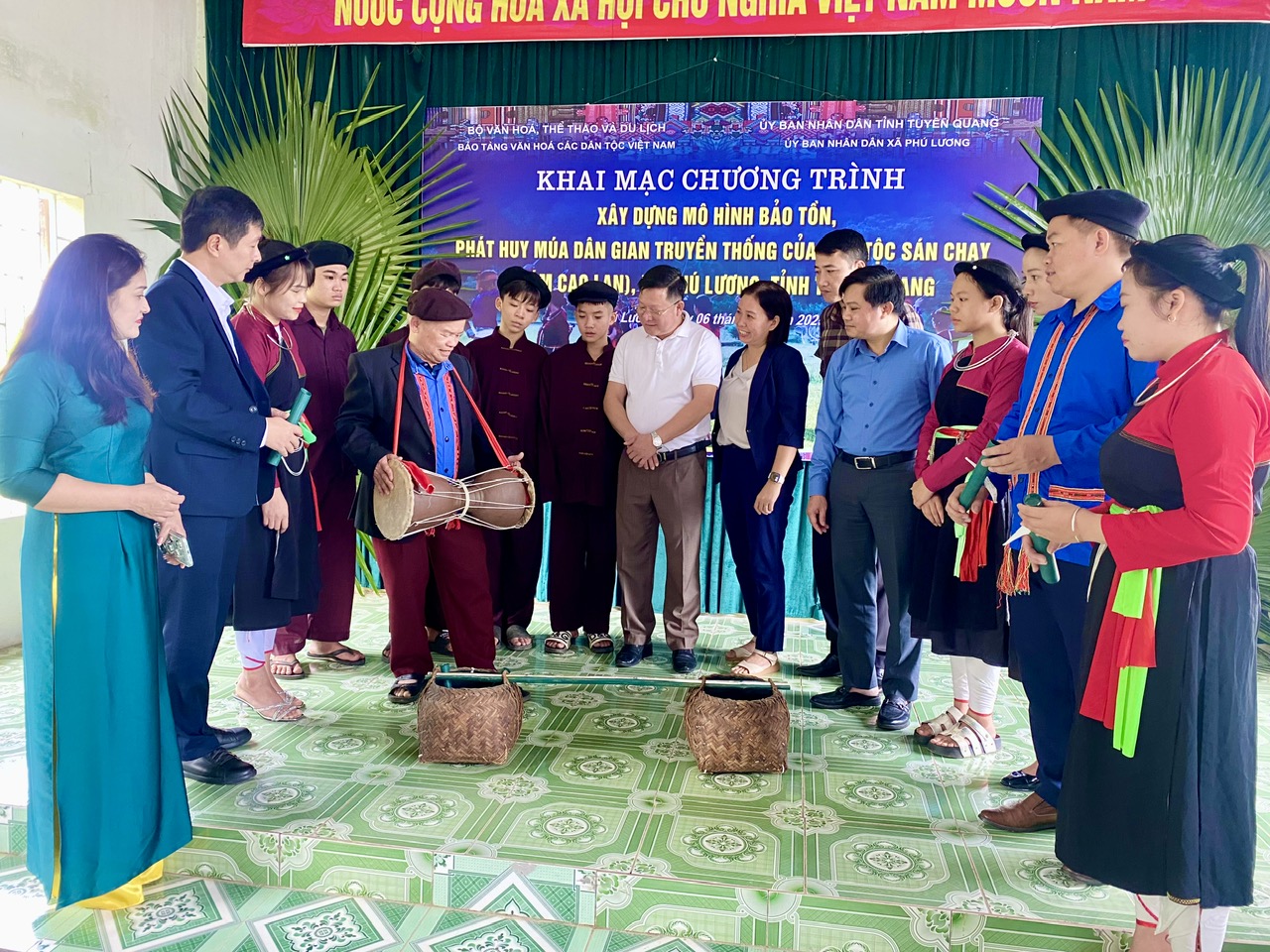 KHAI MẠC CHƯƠNG TRÌNH TRUYỀN DẠY, BẢO TỒN VÀ PHÁT HUY MÚA DÂN GIAN TRUYỀN THỐNG DÂN TỘC SÁN CHAY (NHÓM CAO LAN) TẠI XÃ PHÚ LƯƠNG