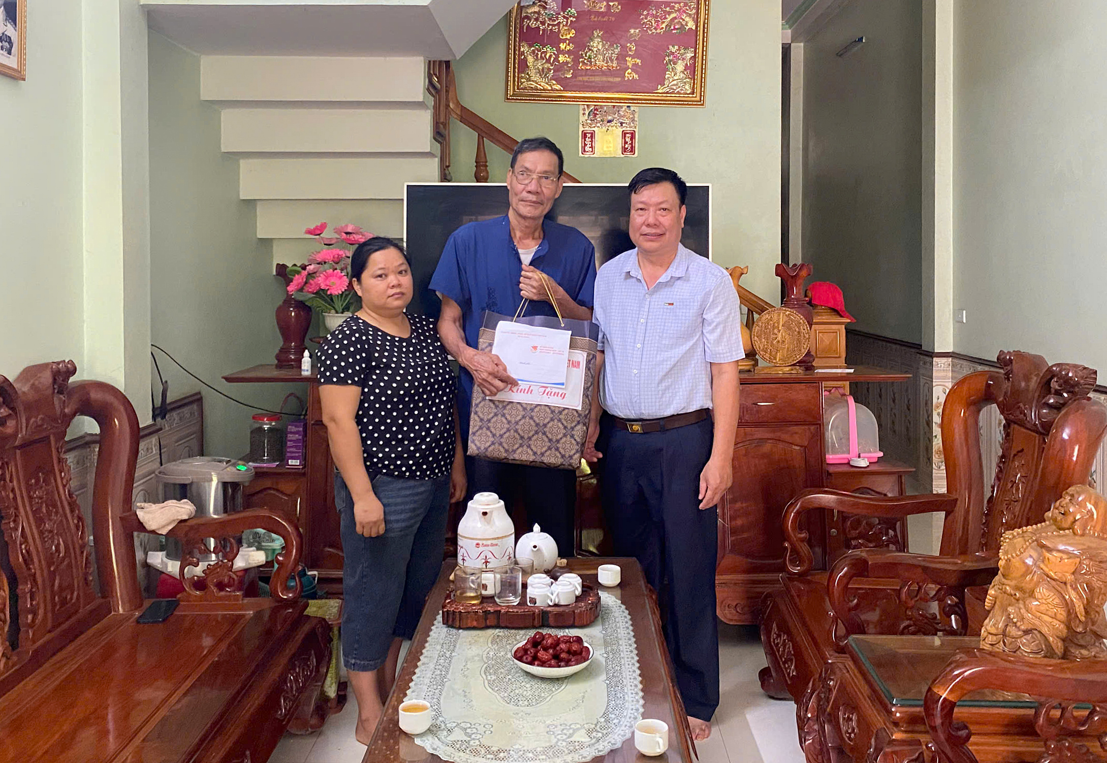 Nà Hang: Các đồng chí lãnh đạo xã thăm, tặng quà người có công, thân nhân Liệt sĩ nhân kỷ niệm 79 năm Ngày Thương binh - Liệt sĩ