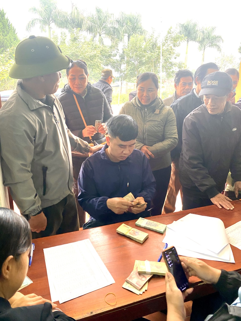 UBND xã Bình Xa cấp phát tiền hỗ trợ lợn mắc bệnh dịch tả lợn Châu Phi thuộc diện tiêu hủy bắt buộc cho các hộ dân