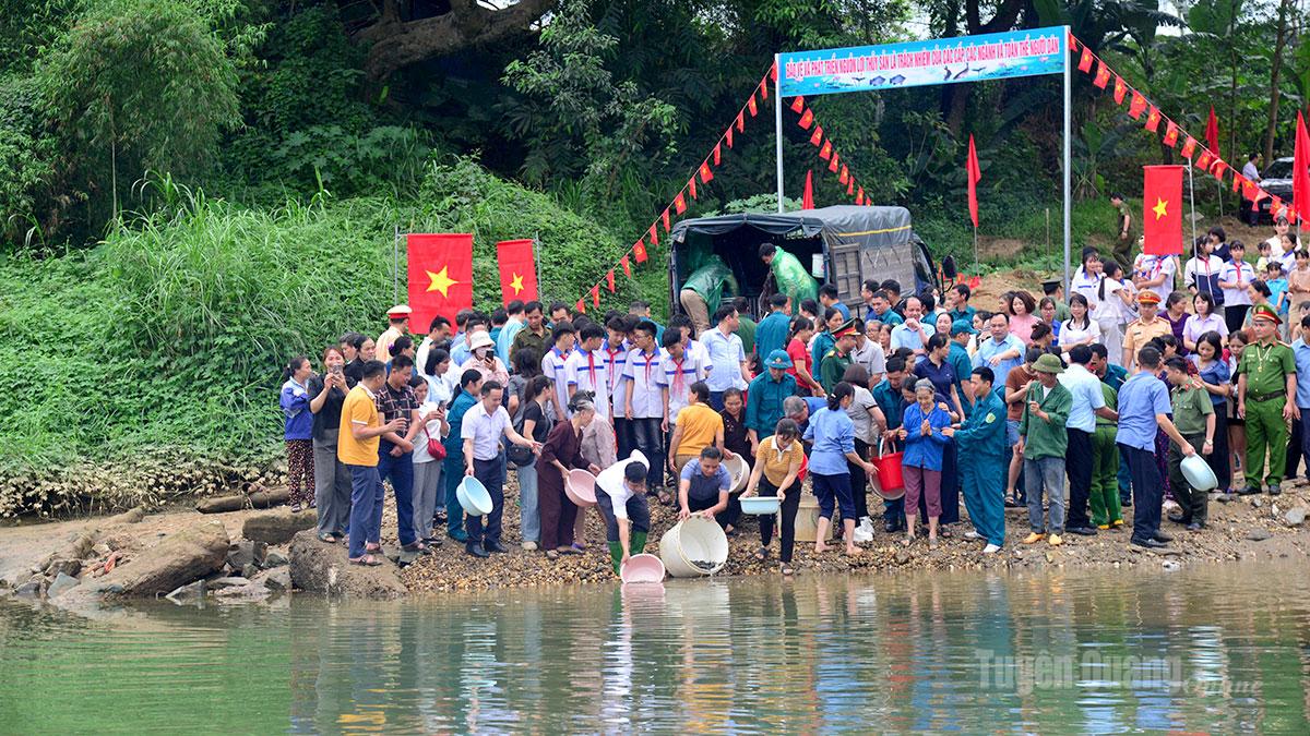 Lễ phát động thả cá giống tái tạo nguồn lợi thủy sản