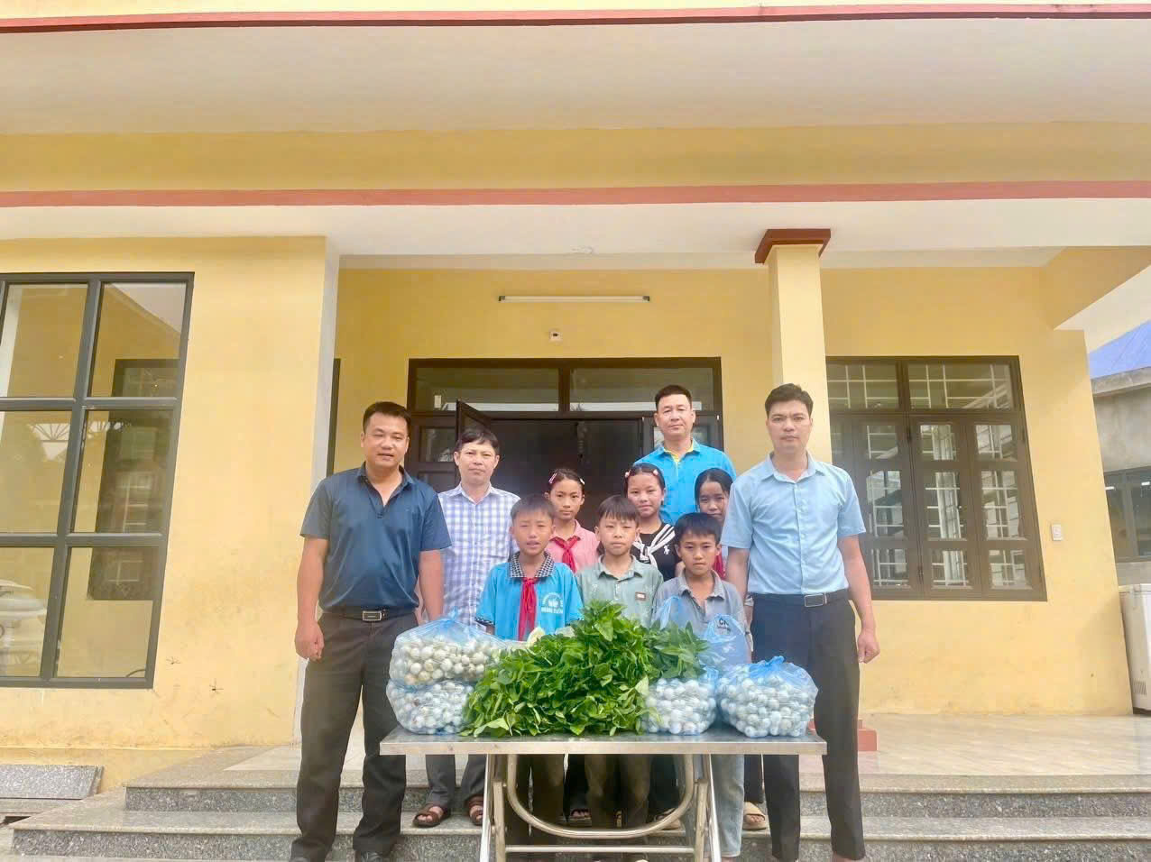 Hội Nông dân xã Bình Xa tặng rau, củ sạch cho bếp ăn bán trú Trường PTDTBT Tiểu học và THCS Minh Tiến 