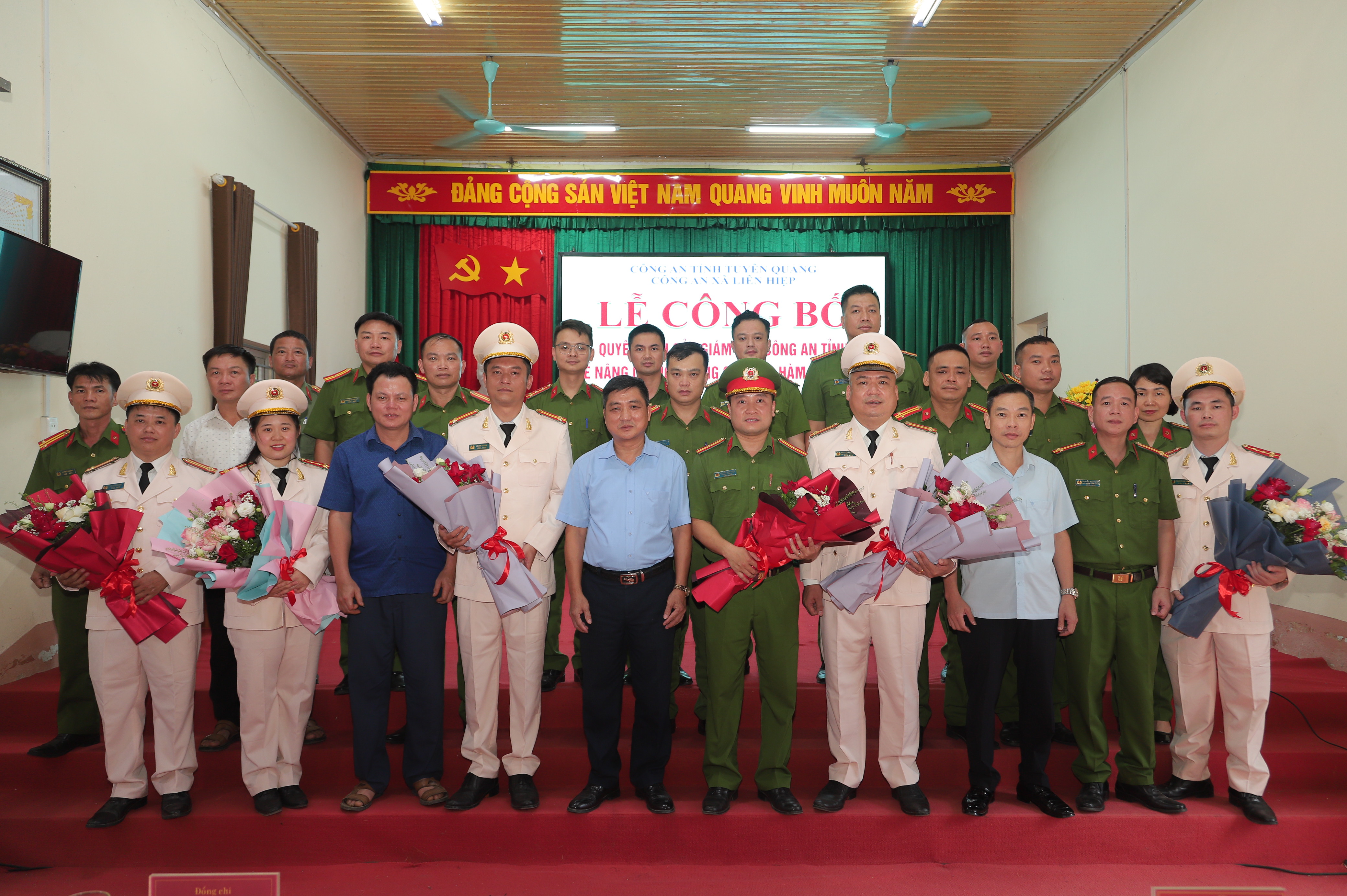 Công an xã Liên Hiệp tổ chức Lễ công bố, trao quyết định thăng cấp bậc hàm, nâng bậc lương năm 2026