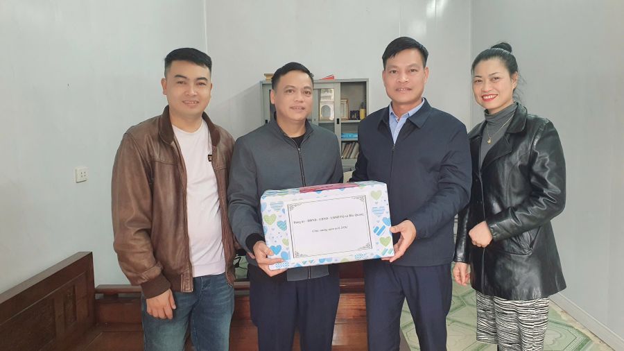 Đồng chí Hoàng Quang Hùng-Phó Chủ tịch UBND xã thăm, chúc Tết Trung tâm Dịch vụ công xã