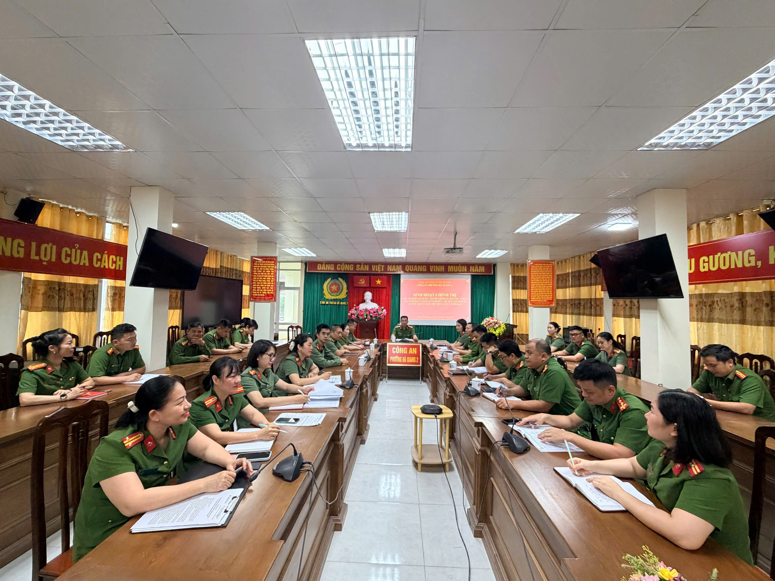 CÔNG AN PHƯỜNG HÀ GIANG 2 TỔ CHỨC SINH HOẠT CHÍNH TRỊ KỶ NIỆM 136 NĂM NGÀY SINH CHỦ TỊCH HỒ CHÍ MINH