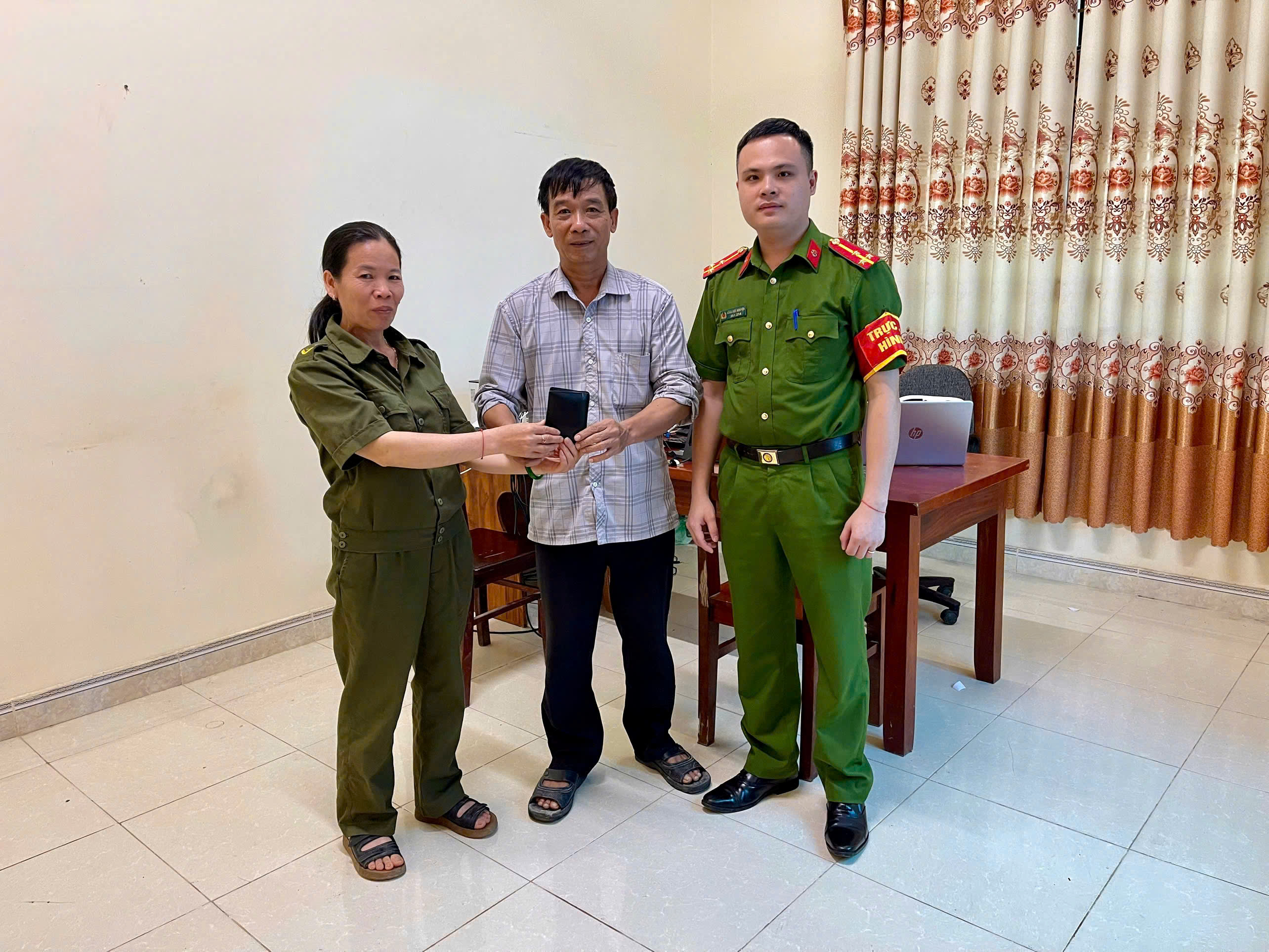 NHẶT ĐƯỢC TÀI SẢN ĐÁNH RƠI, KỊP THỜI TRAO TRẢ NGƯỜI DÂN