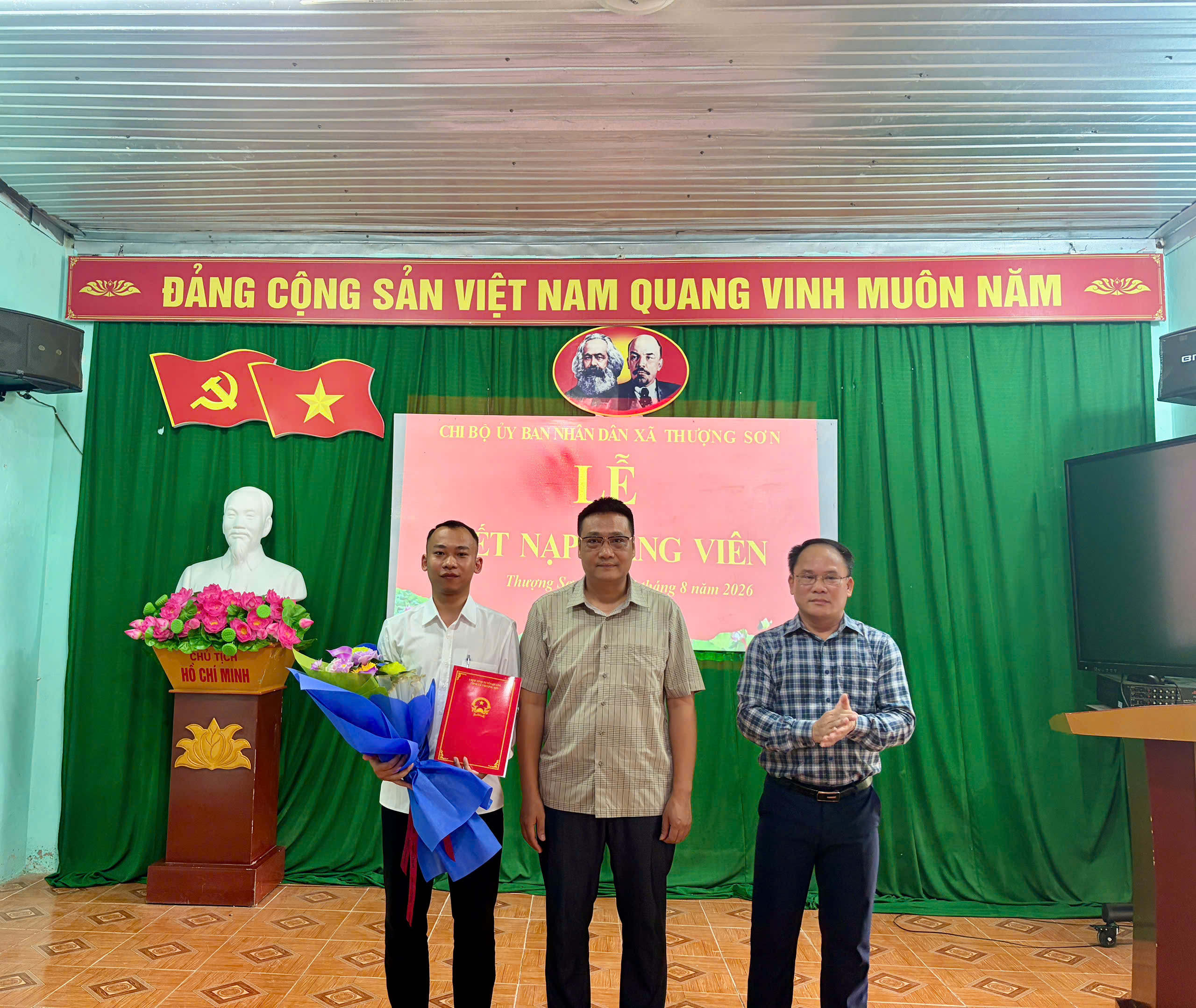 CHI BỘ UỶ BAN NHÂN DÂN XÃ THƯỢNG SƠN TỔ CHỨC LỄ KẾT NẠP ĐẢNG VIÊN MỚI