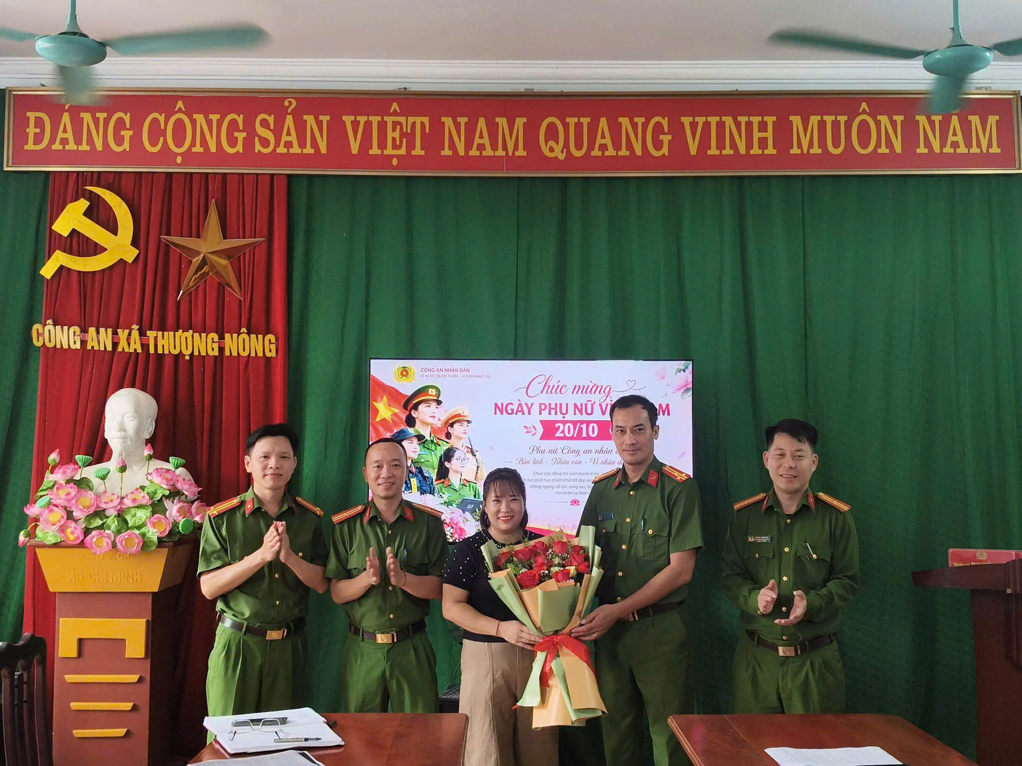CÔNG AN XÃ THƯỢNG NÔNG GẶP MẶT, CHÚC MỪNG CÁN BỘ NỮ NHÂN NGÀY PHỤ NỮ VIỆT NAM 20/10