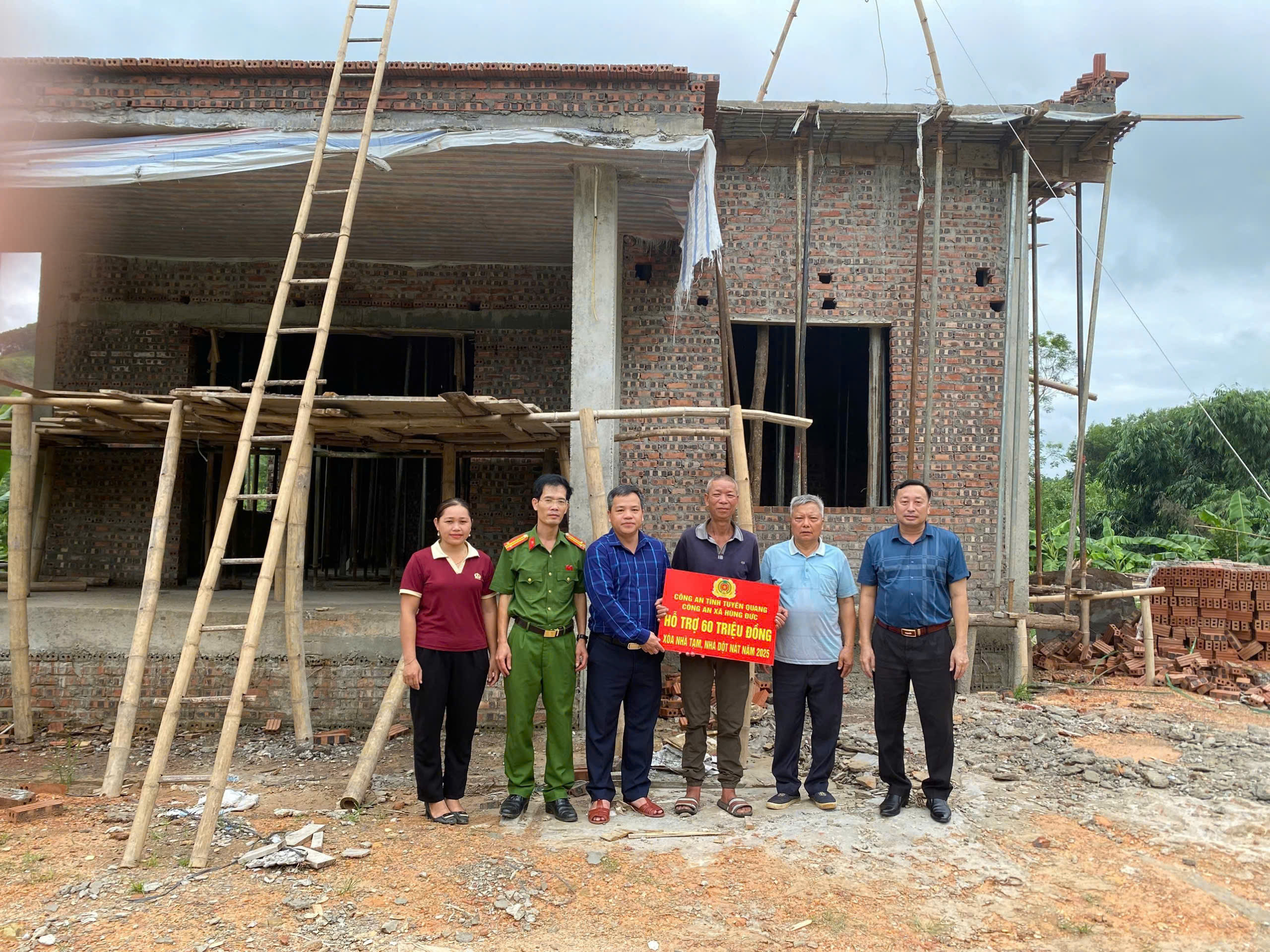 CÔNG AN XÃ HÙNG ĐỨC LAN TỎA PHONG TRÀO  XÓA NHÀ TẠM, NHÀ DỘT NÁT