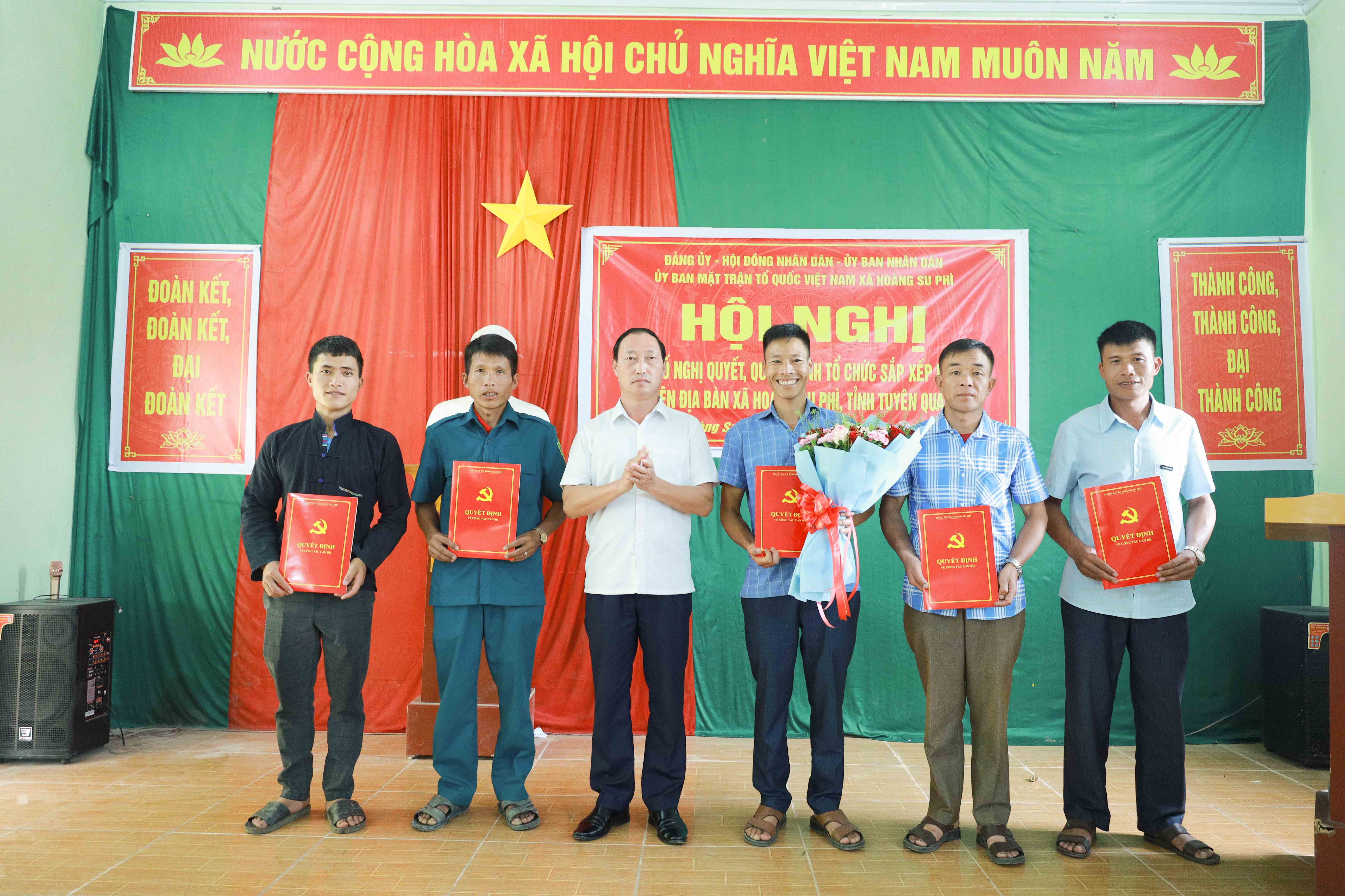 Xã Hoàng Su Phì hoàn thành công bố Nghị quyết, Quyết định tổ chức sắp xếp lại thôn