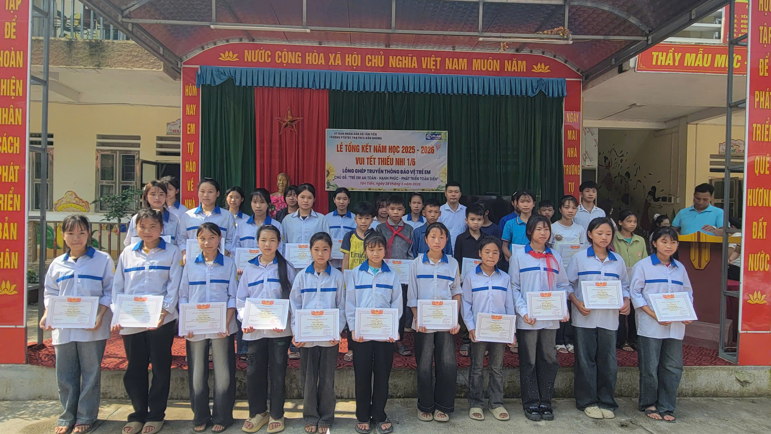 Trường PTDTBT TH&THCS Bản Nhùng tổ chức Tổng kết năm học