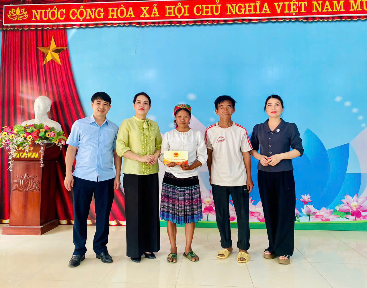 Sở Dân tộc và Tôn giáo trao tiền hỗ trợ các hộ gia đình bị thiệt hại do thiên tai tại xã Linh Hồ